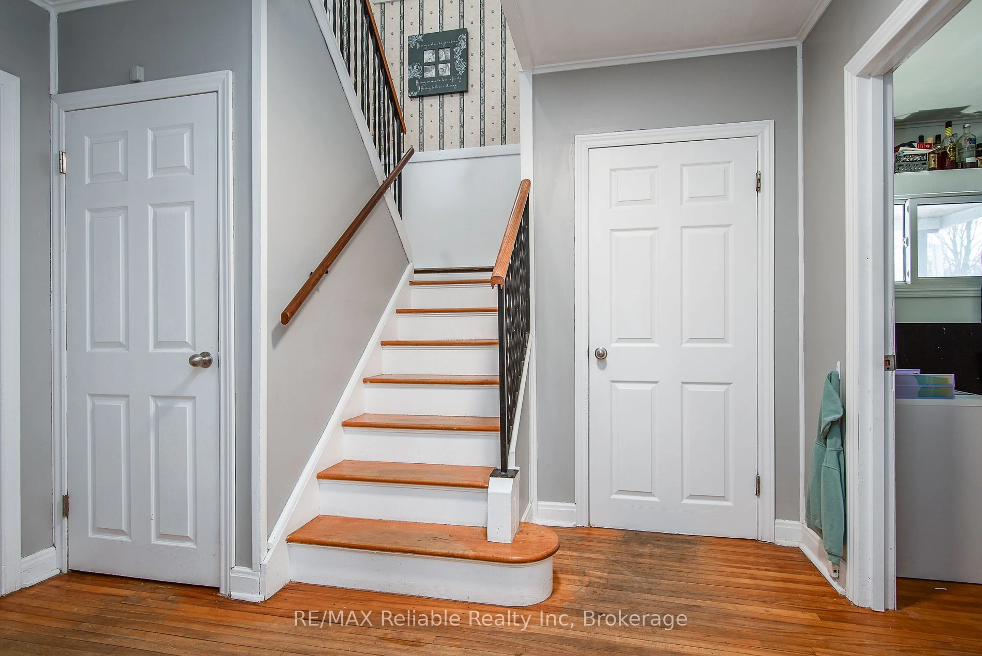 Indoor entryway for 46 Victoria Blvd, Huron East Ontario N0M 1L0