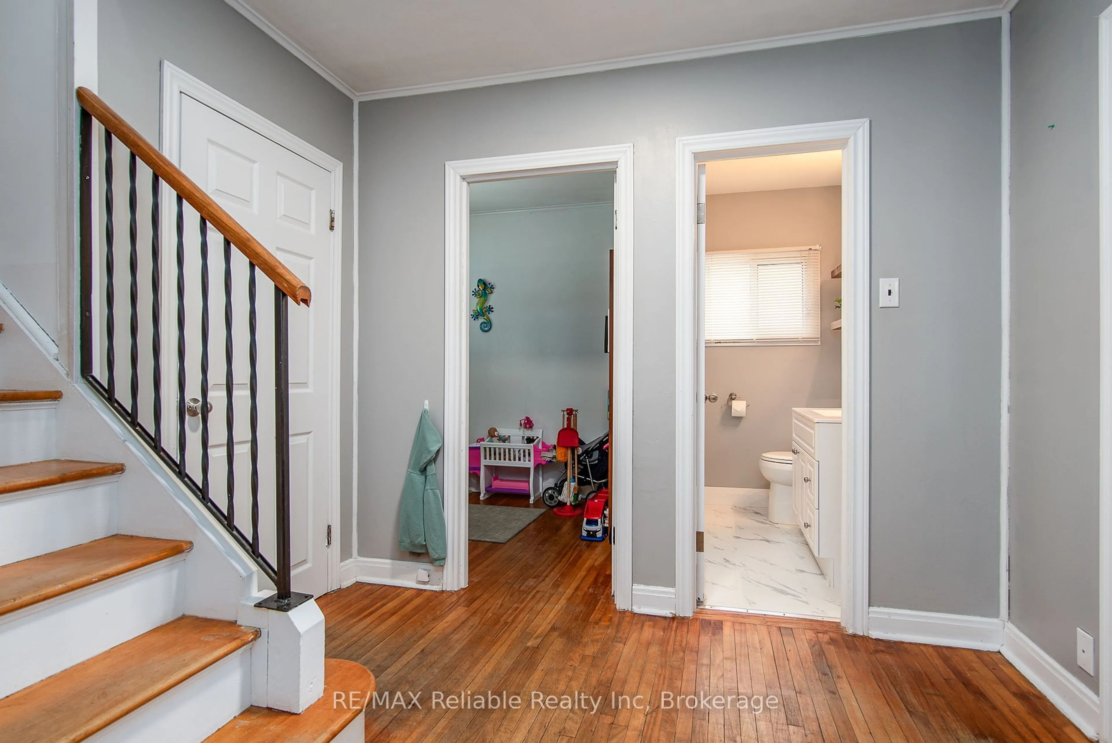 Indoor entryway for 46 Victoria Blvd, Huron East Ontario N0M 1L0