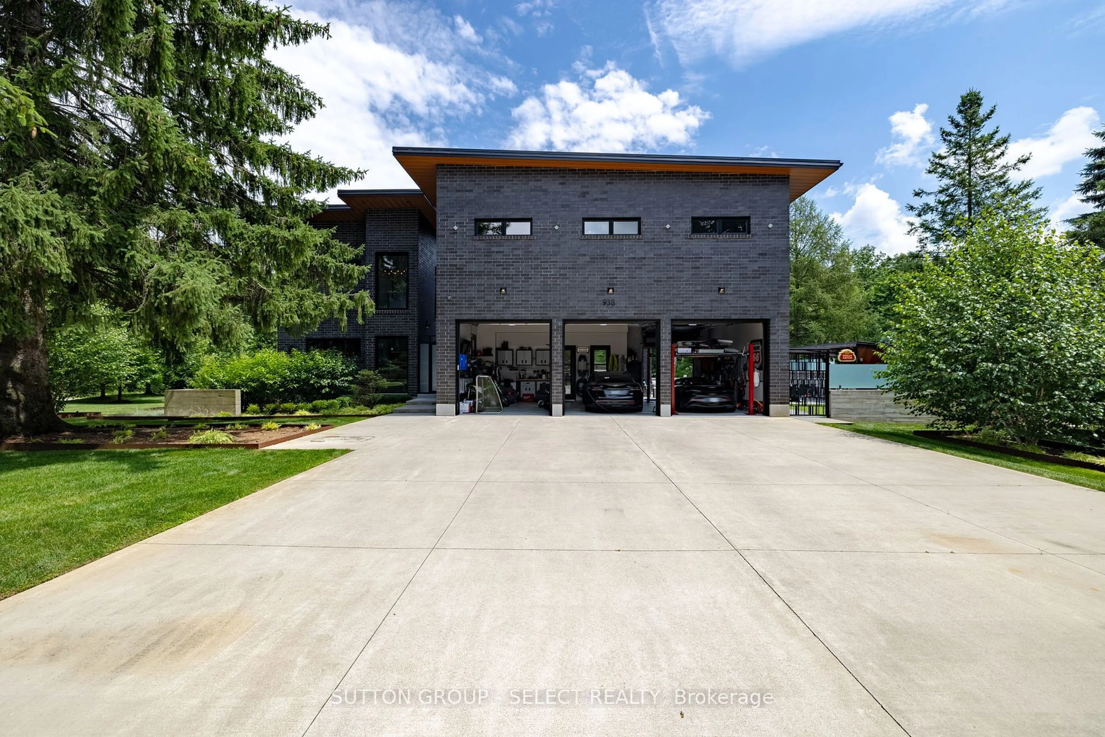 Indoor garage for 9385 ELVIAGE Dr, London Ontario N6K 4R8