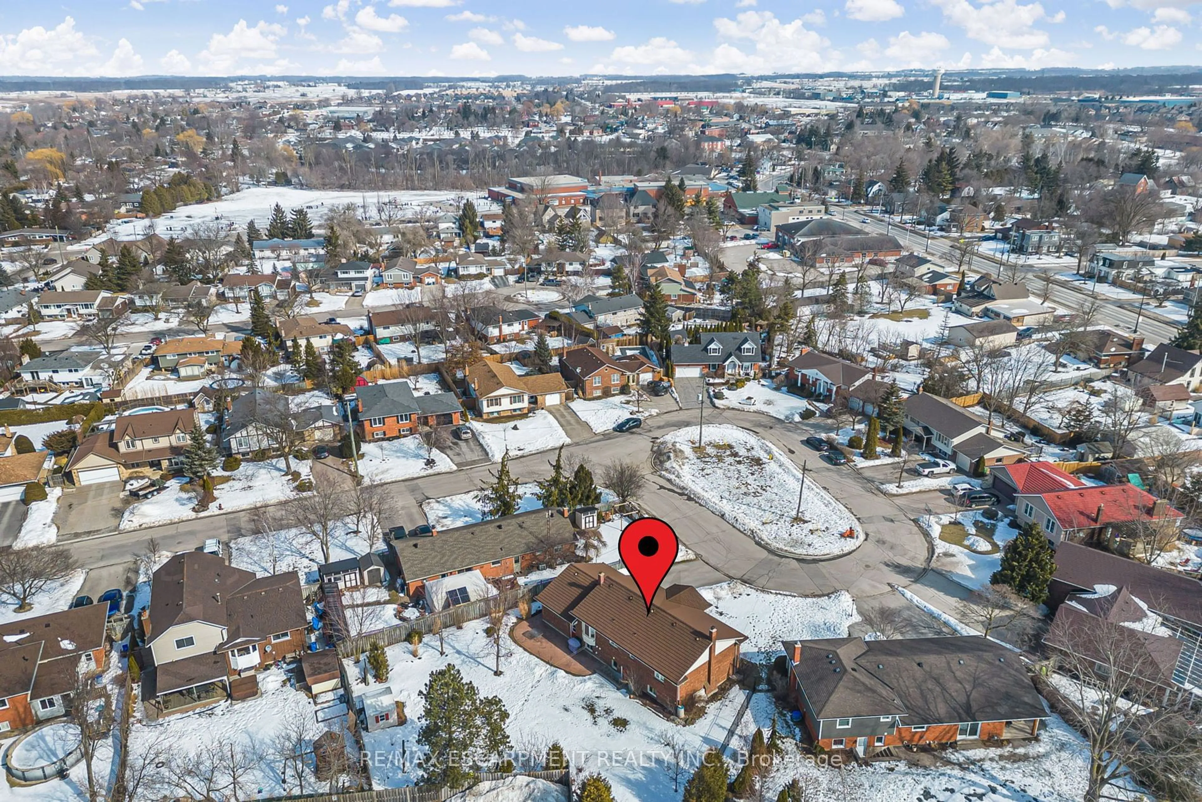 A pic from outside/outdoor area/front of a property/back of a property/a pic from drone, street for 32 Killins St, West Lincoln Ontario L0R 2A0