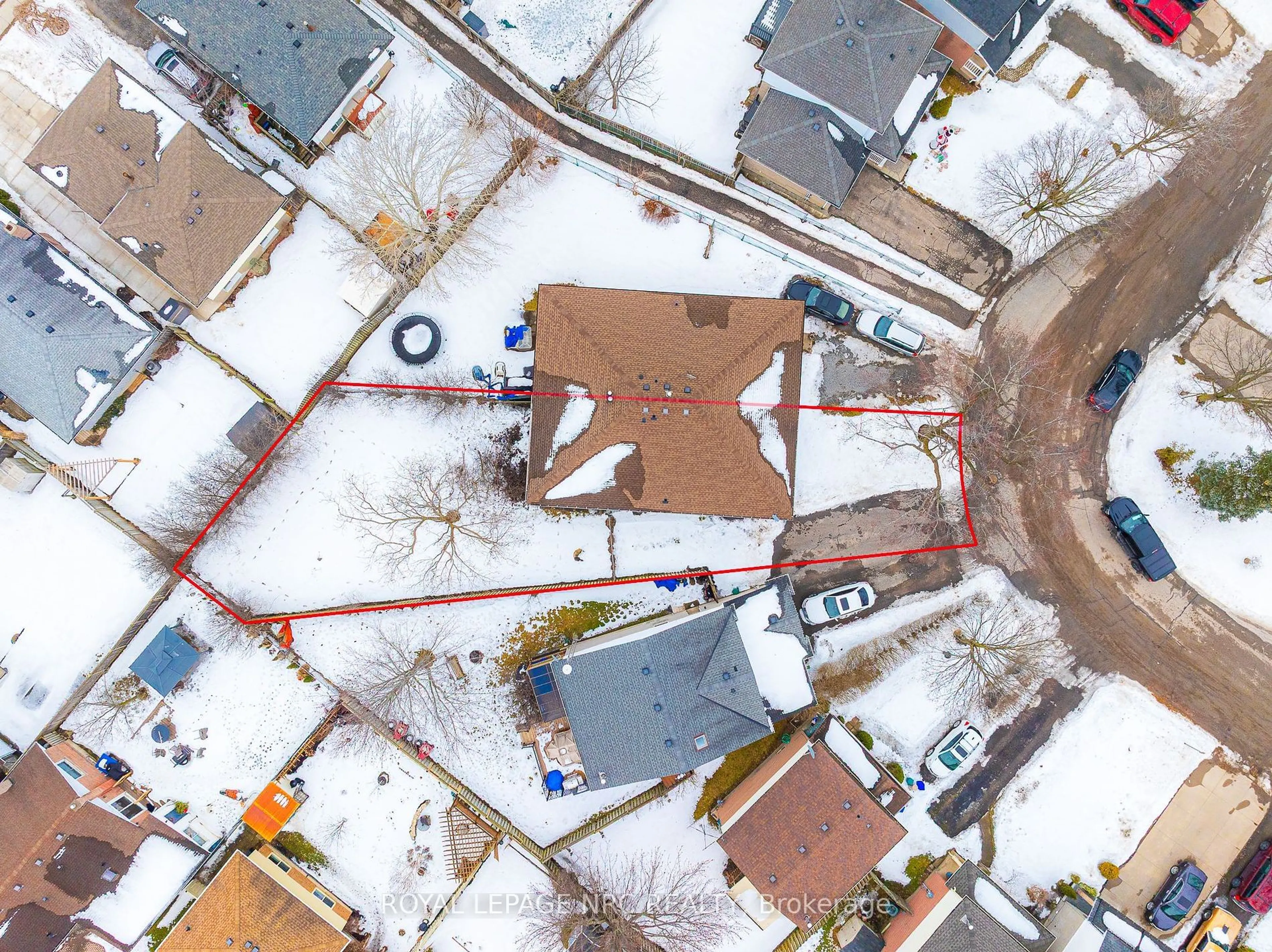 A pic from outside/outdoor area/front of a property/back of a property/a pic from drone, street for 38 Buchanan Cres, Thorold Ontario L2V 4M5