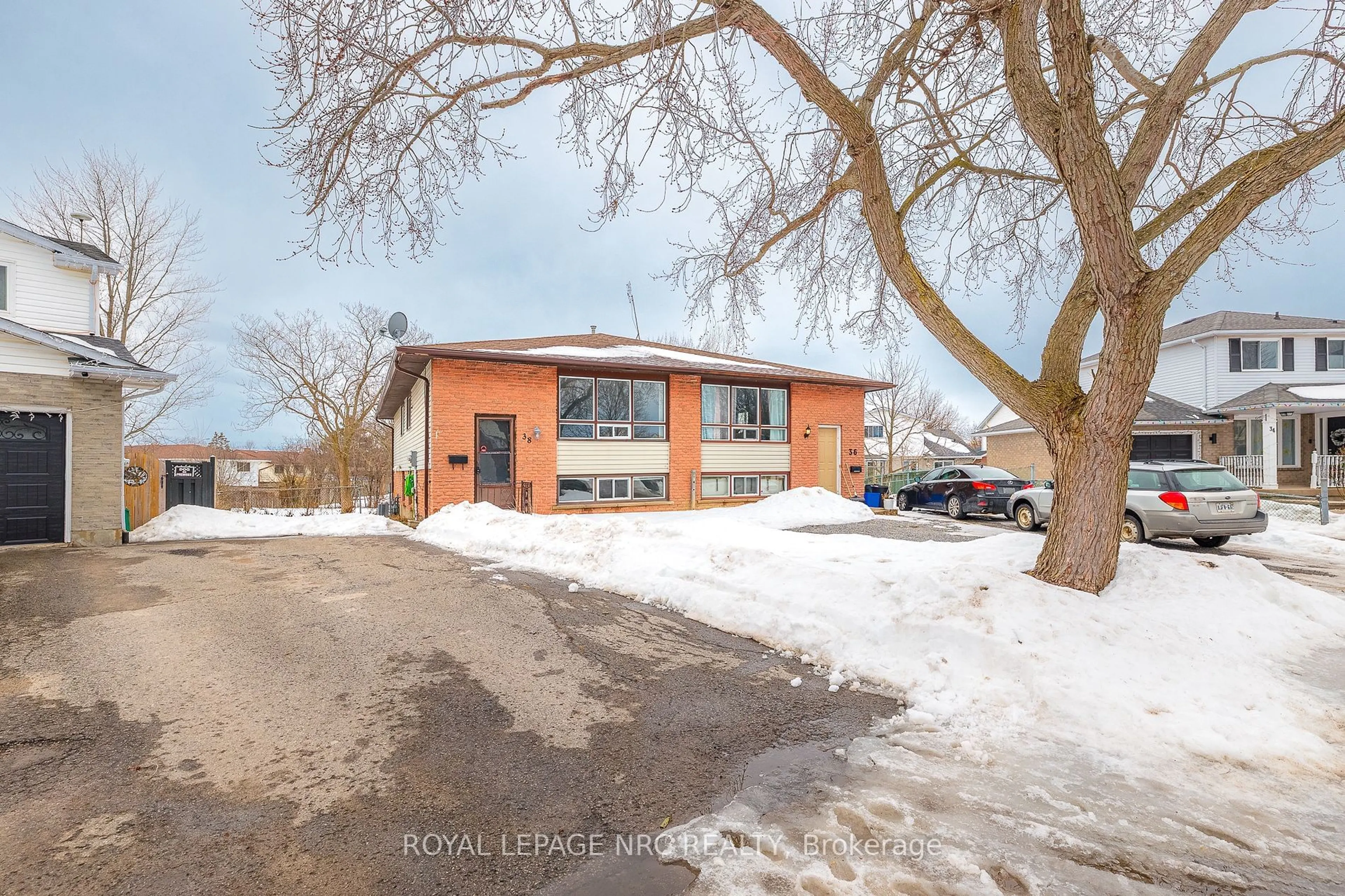 A pic from outside/outdoor area/front of a property/back of a property/a pic from drone, street for 38 Buchanan Cres, Thorold Ontario L2V 4M5