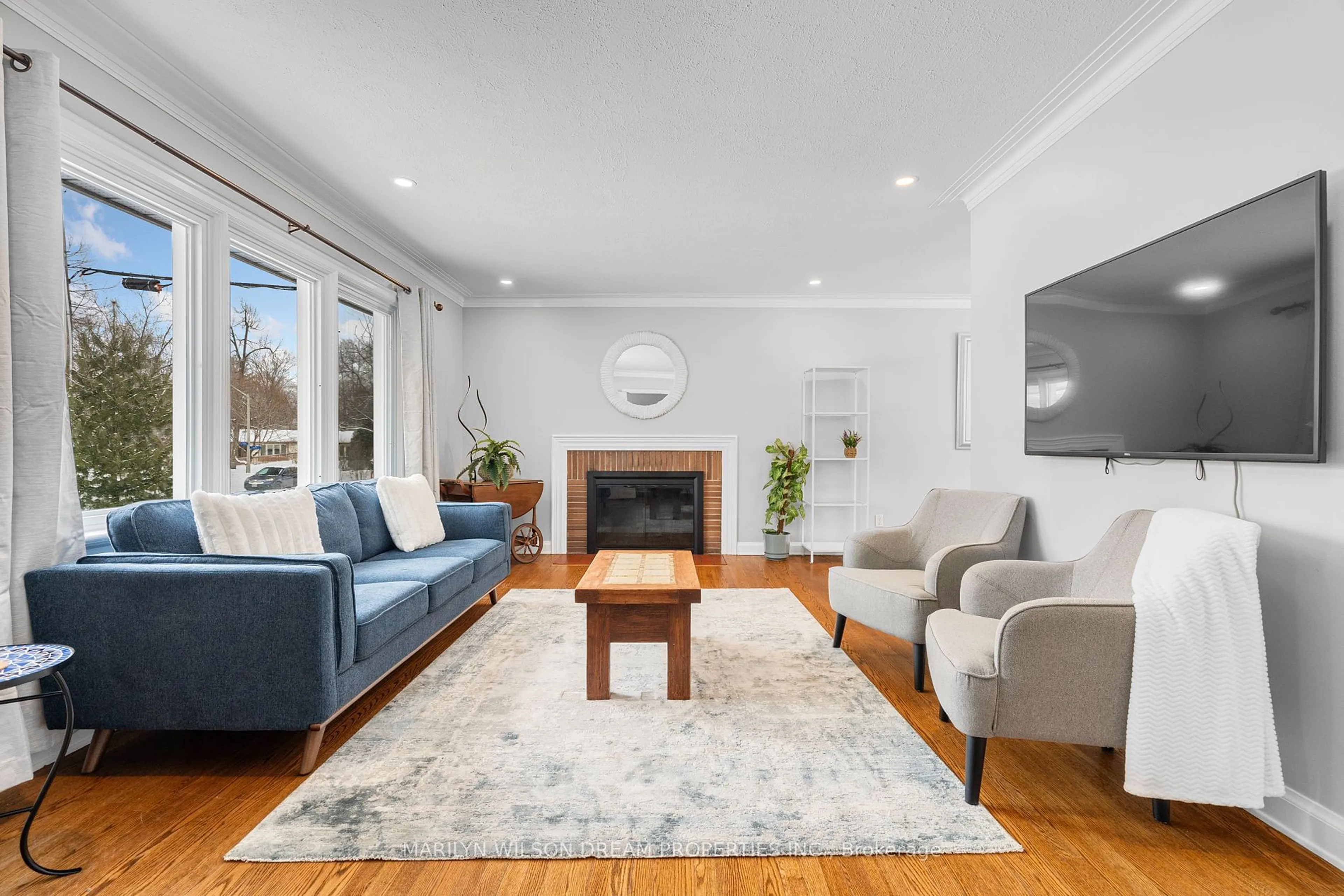 Living room with furniture, unknown for 446 Thessaly Circ, Alta Vista and Area Ontario K1H 5W5