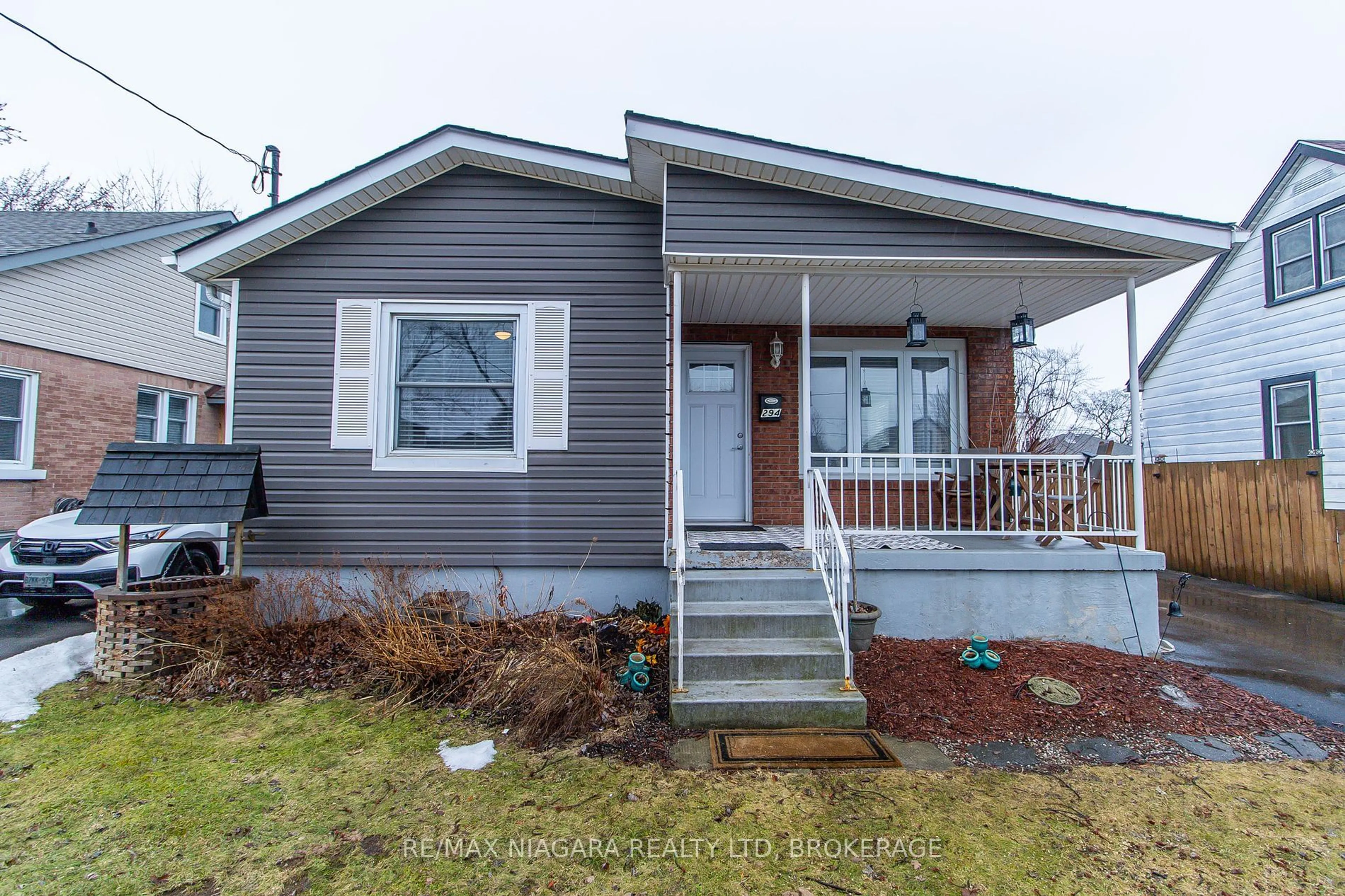 Home with vinyl exterior material, street for 294 Scholfield Ave, Welland Ontario L3B 1N8