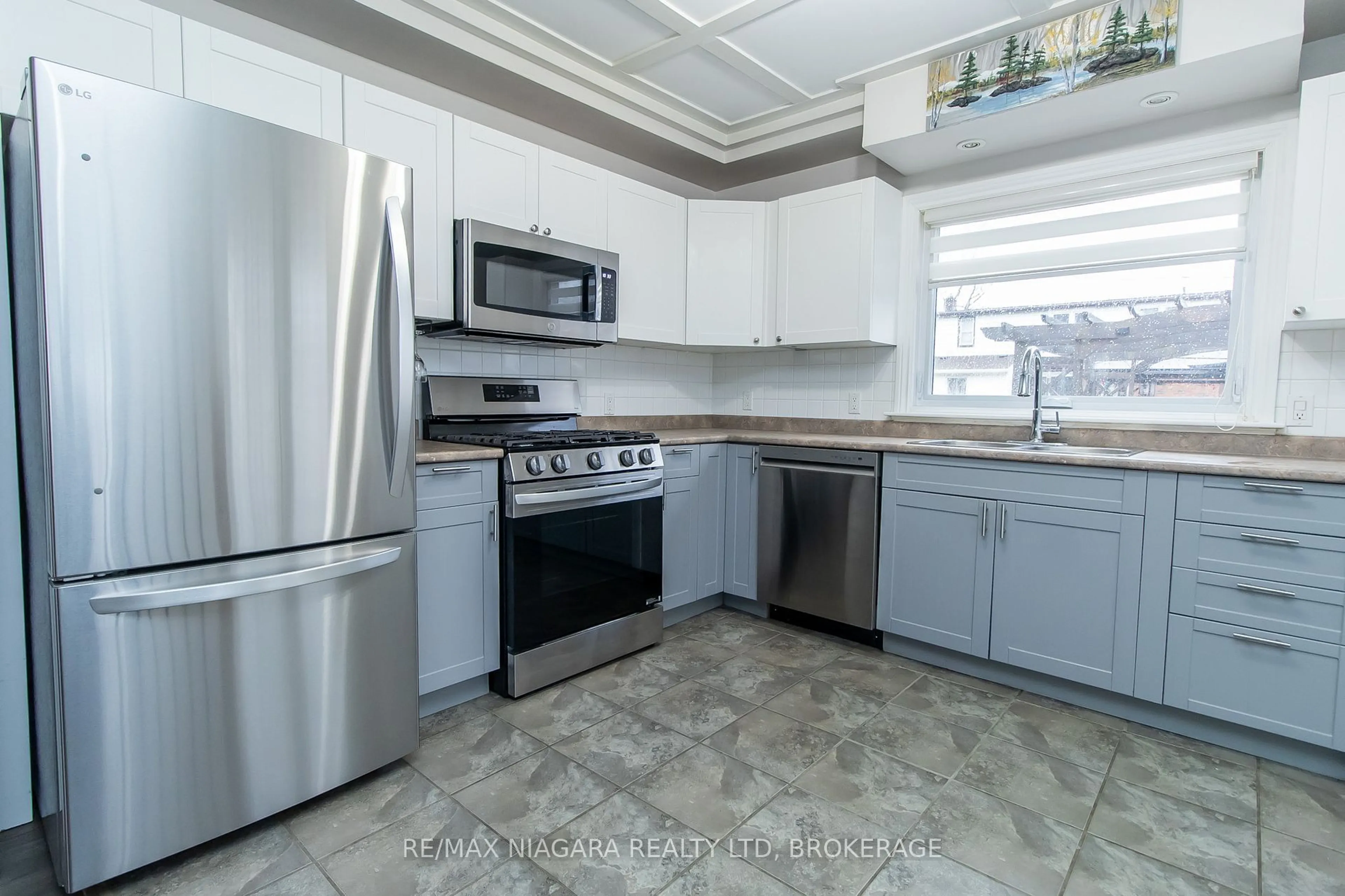 Standard kitchen, ceramic/tile floor for 294 Scholfield Ave, Welland Ontario L3B 1N8