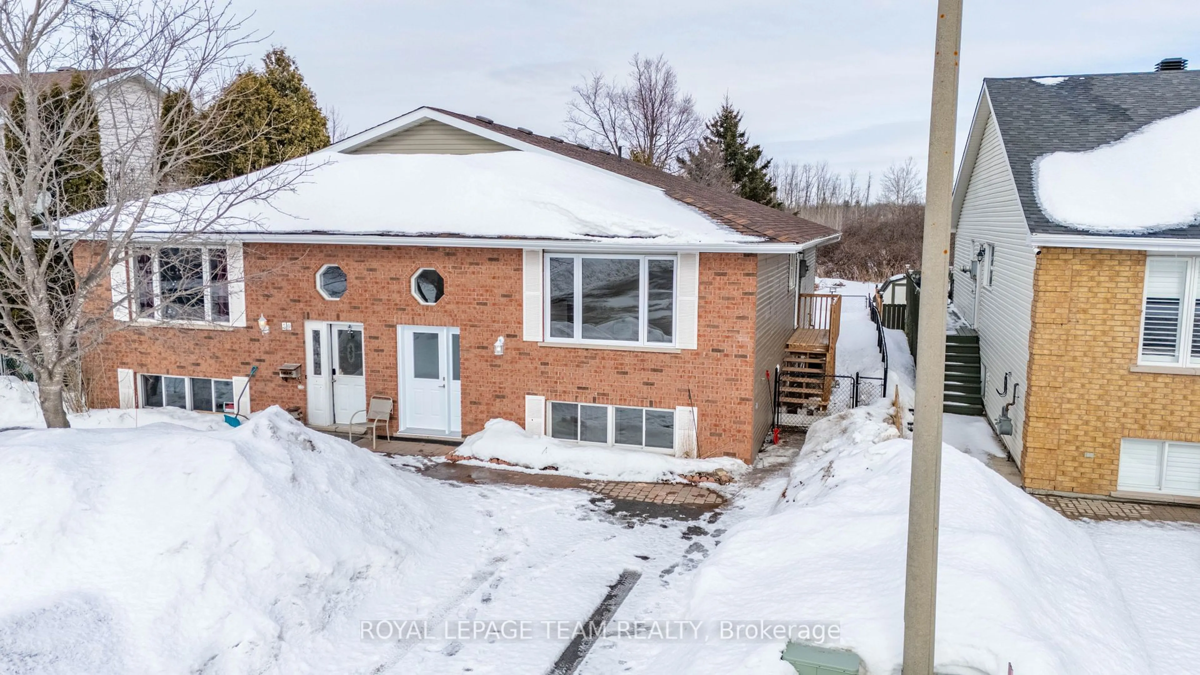 A pic from outside/outdoor area/front of a property/back of a property/a pic from drone, street for 48 Rowan Dr, South Dundas Ontario K0C 1X0