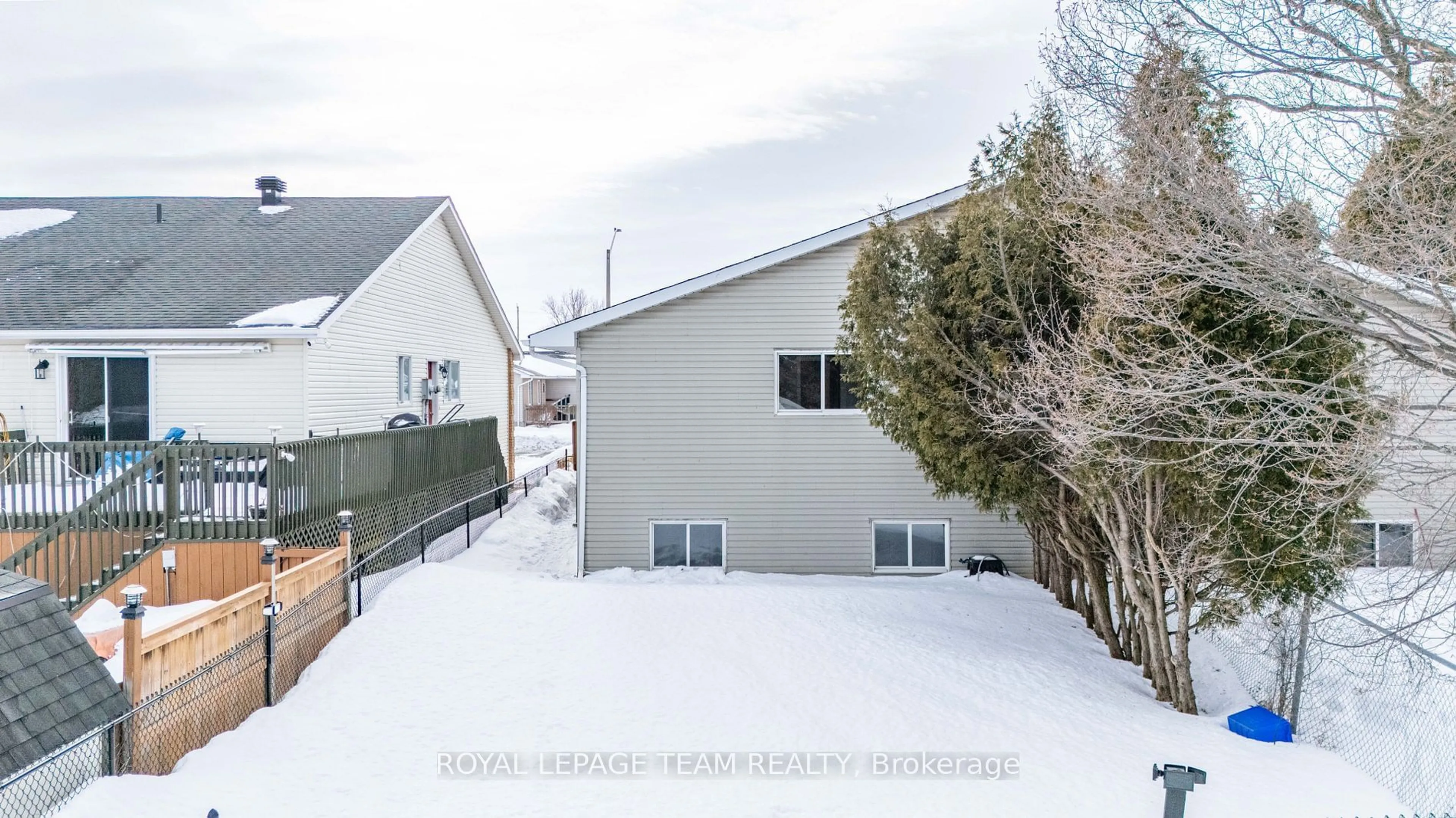 A pic from outside/outdoor area/front of a property/back of a property/a pic from drone, street for 48 Rowan Dr, South Dundas Ontario K0C 1X0