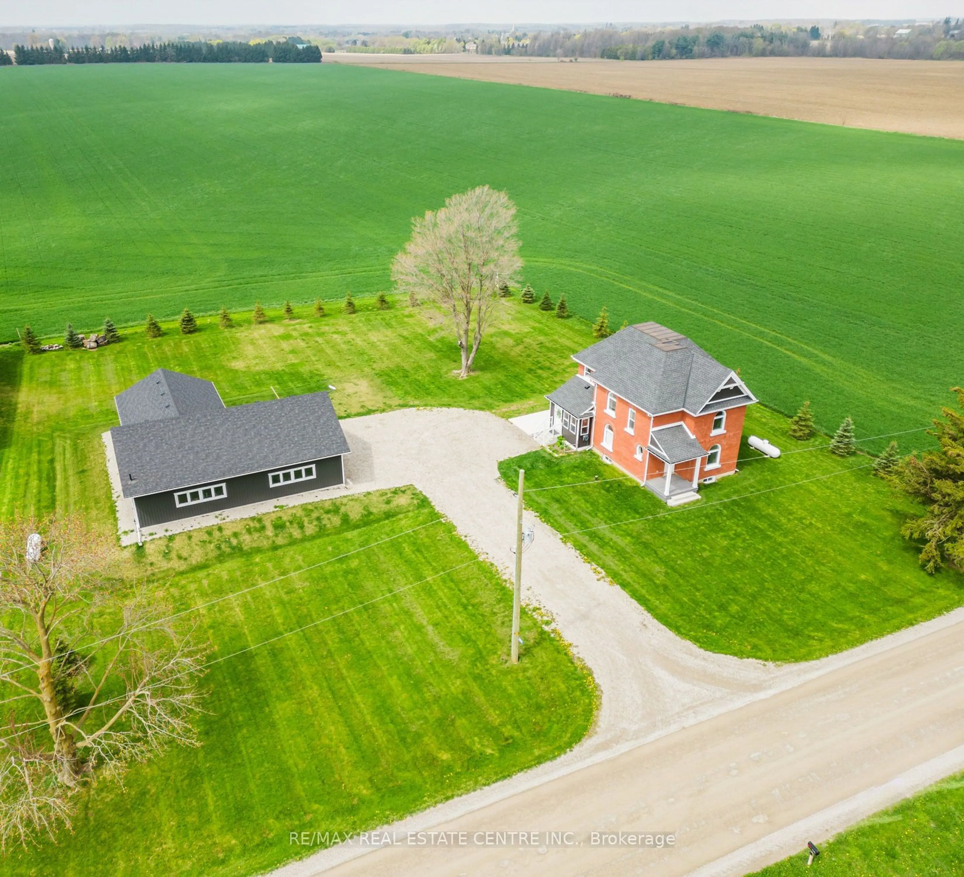 A pic from outside/outdoor area/front of a property/back of a property/a pic from drone, building for 21575 Heritage Rd, Thames Centre Ontario N0M 2P0