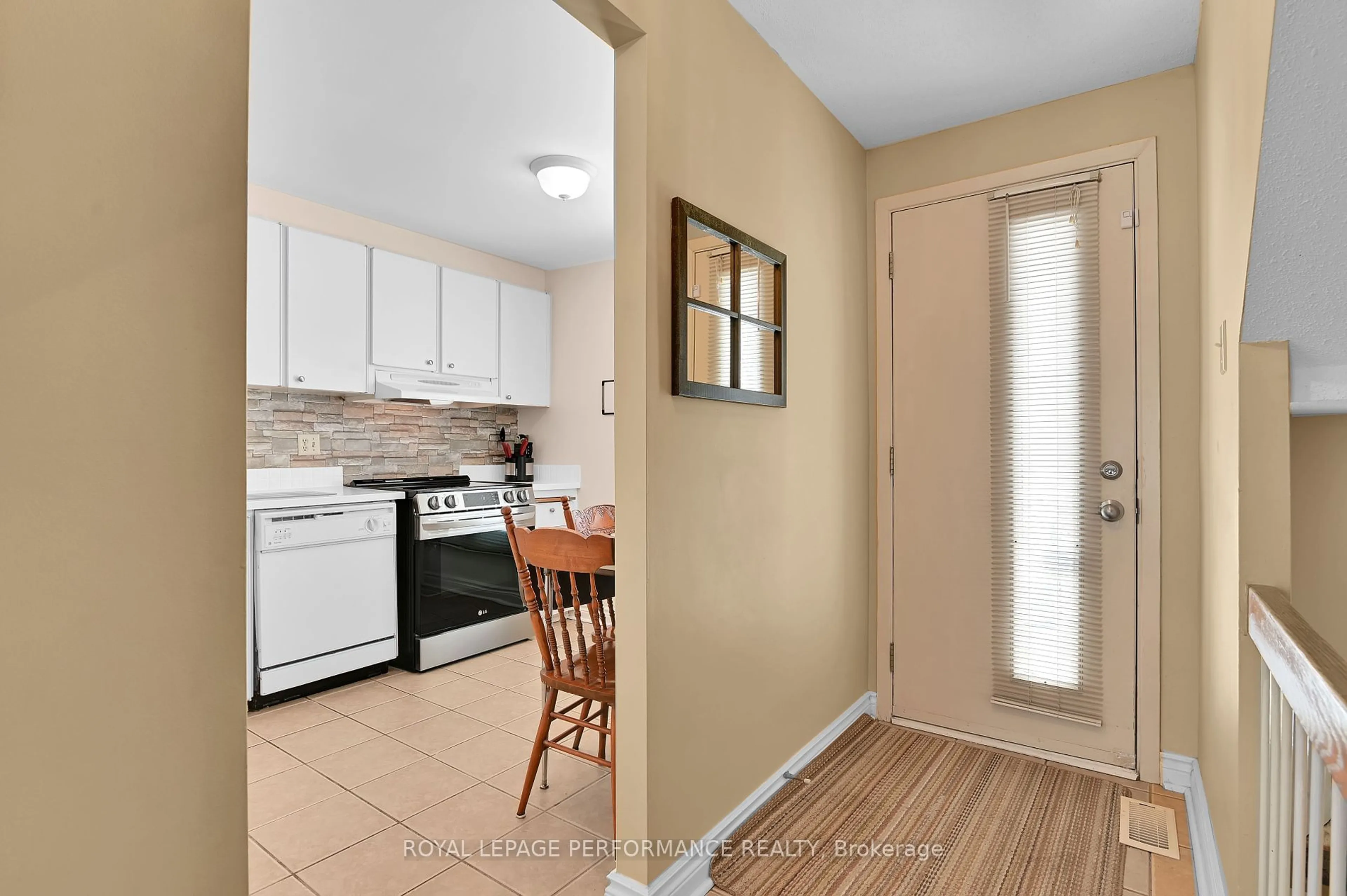 Standard kitchen, unknown for 1923 Stonehenge Cres, Cyrville - Carson Grove - Pineview Ontario K1B 4N7