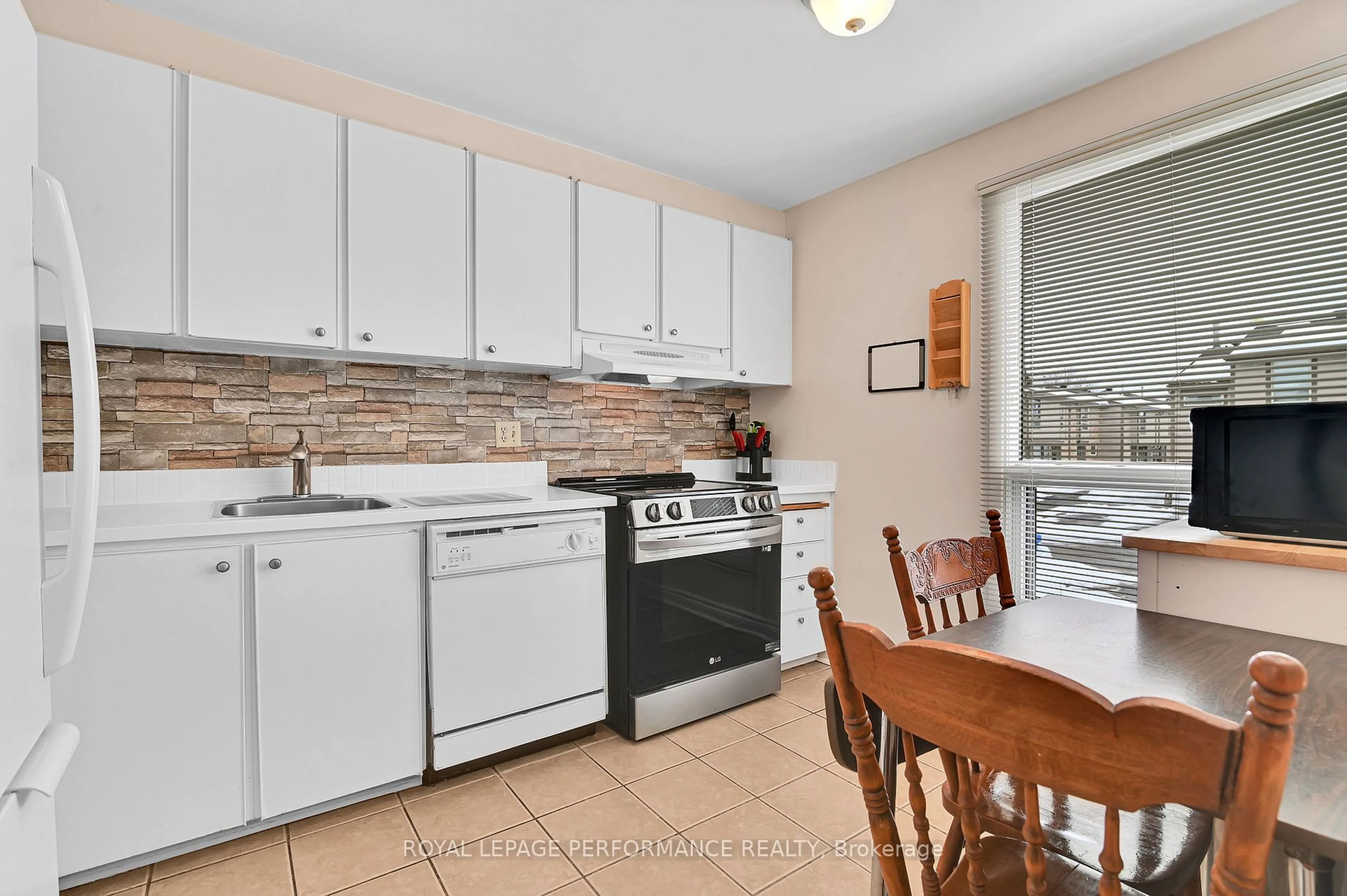 Standard kitchen, ceramic/tile floor for 1923 Stonehenge Cres, Cyrville - Carson Grove - Pineview Ontario K1B 4N7