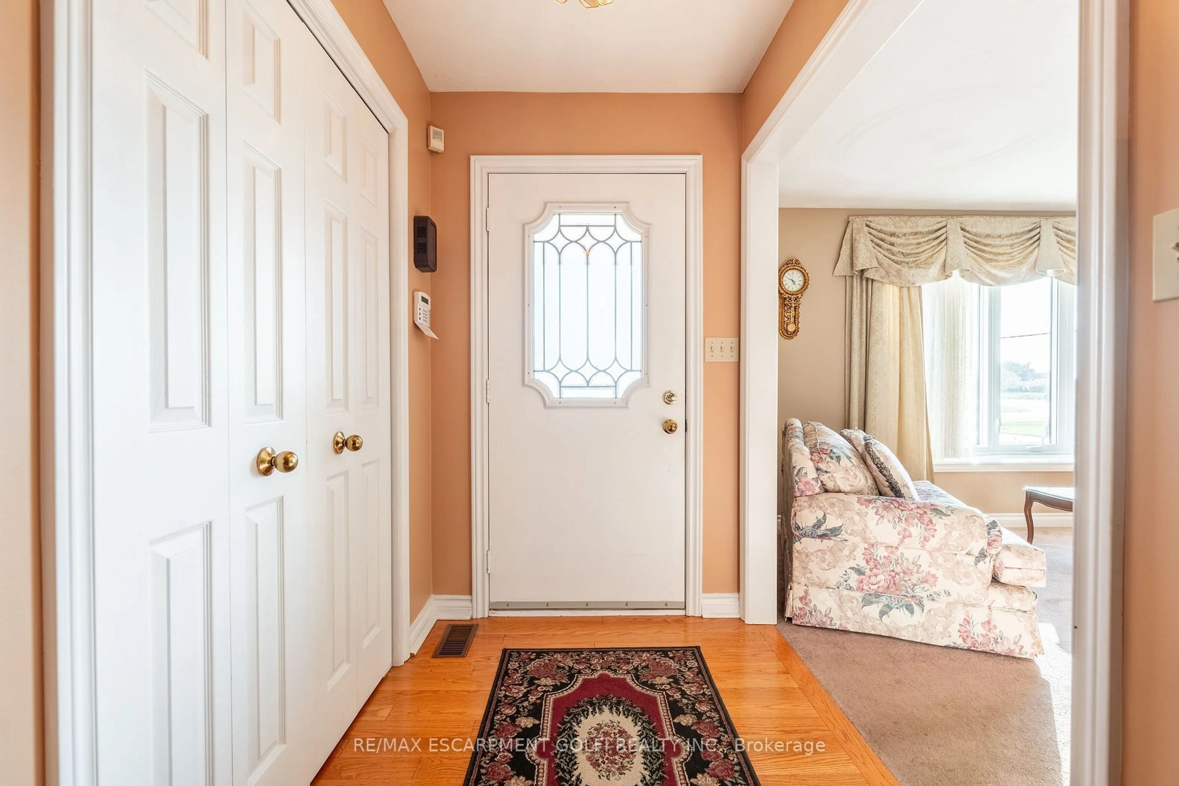 Indoor entryway for 8560 Leeming Rd, Hamilton Ontario L0R 1W0