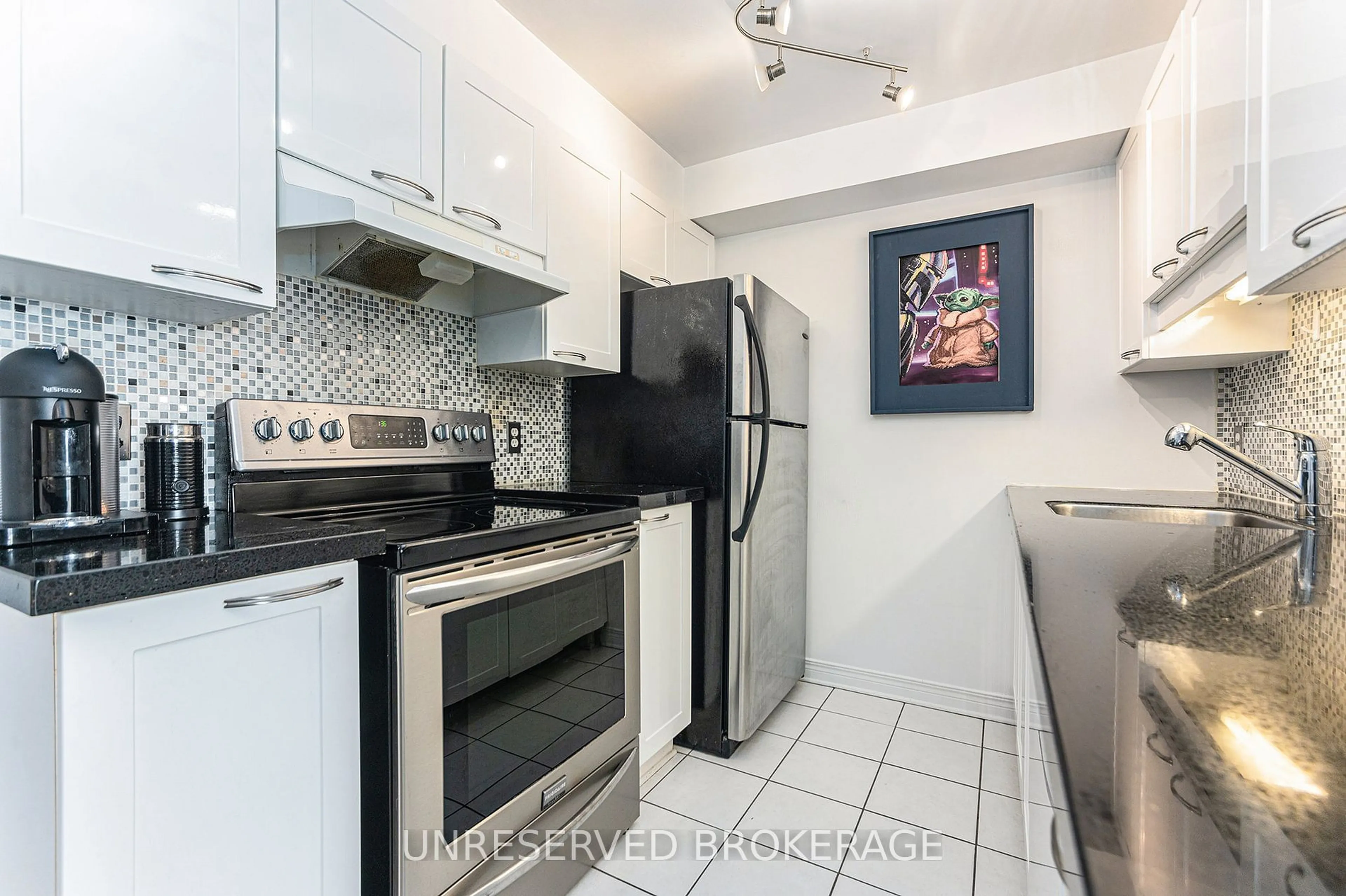 Standard kitchen, ceramic/tile floor for 429 Somerset St #1106, Ottawa Centre Ontario K2P 2P5