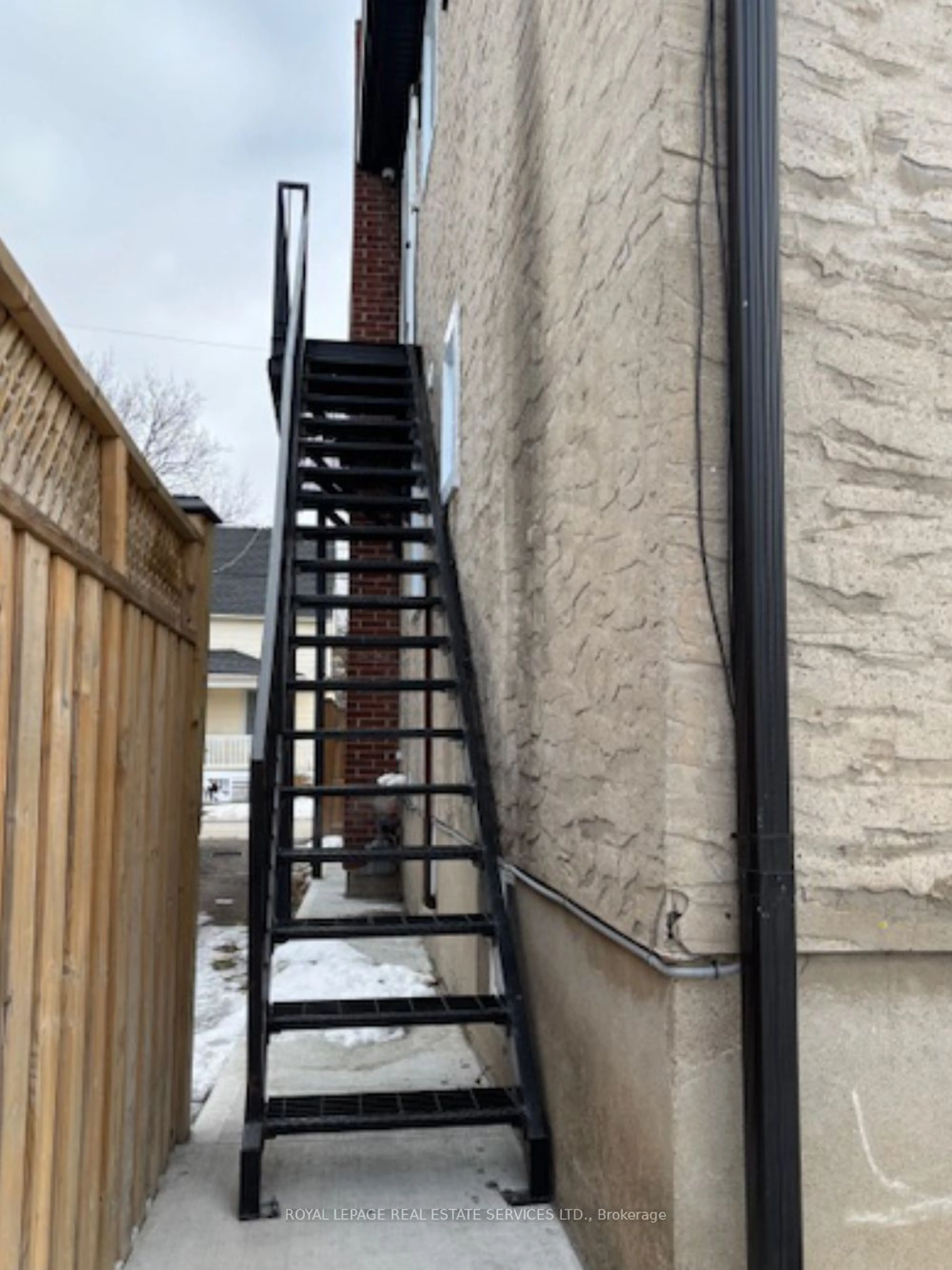 Stairs for 3 Francis St, St. Catharines Ontario L2R 5B1