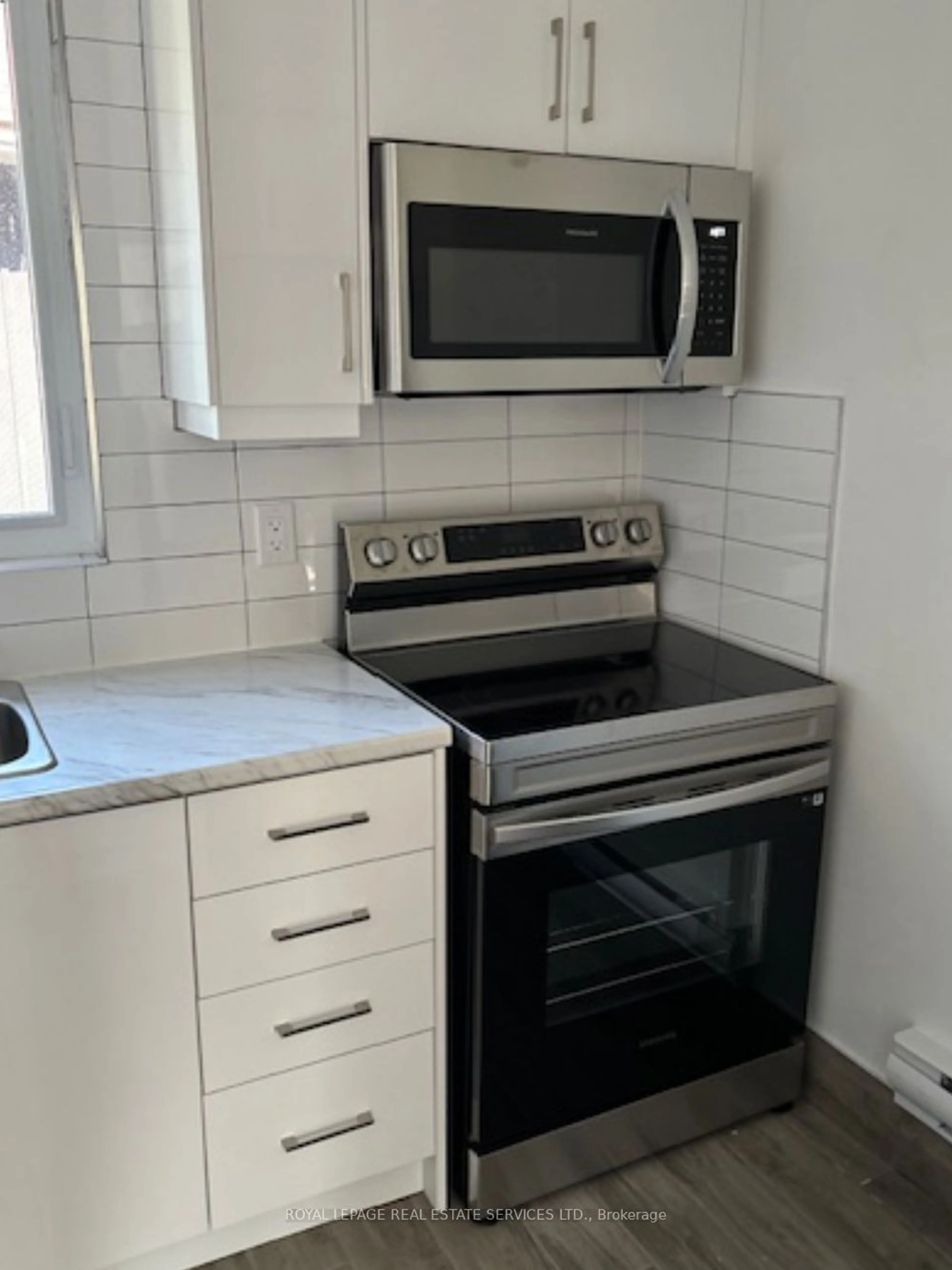 Standard kitchen, unknown for 3 Francis St, St. Catharines Ontario L2R 5B1