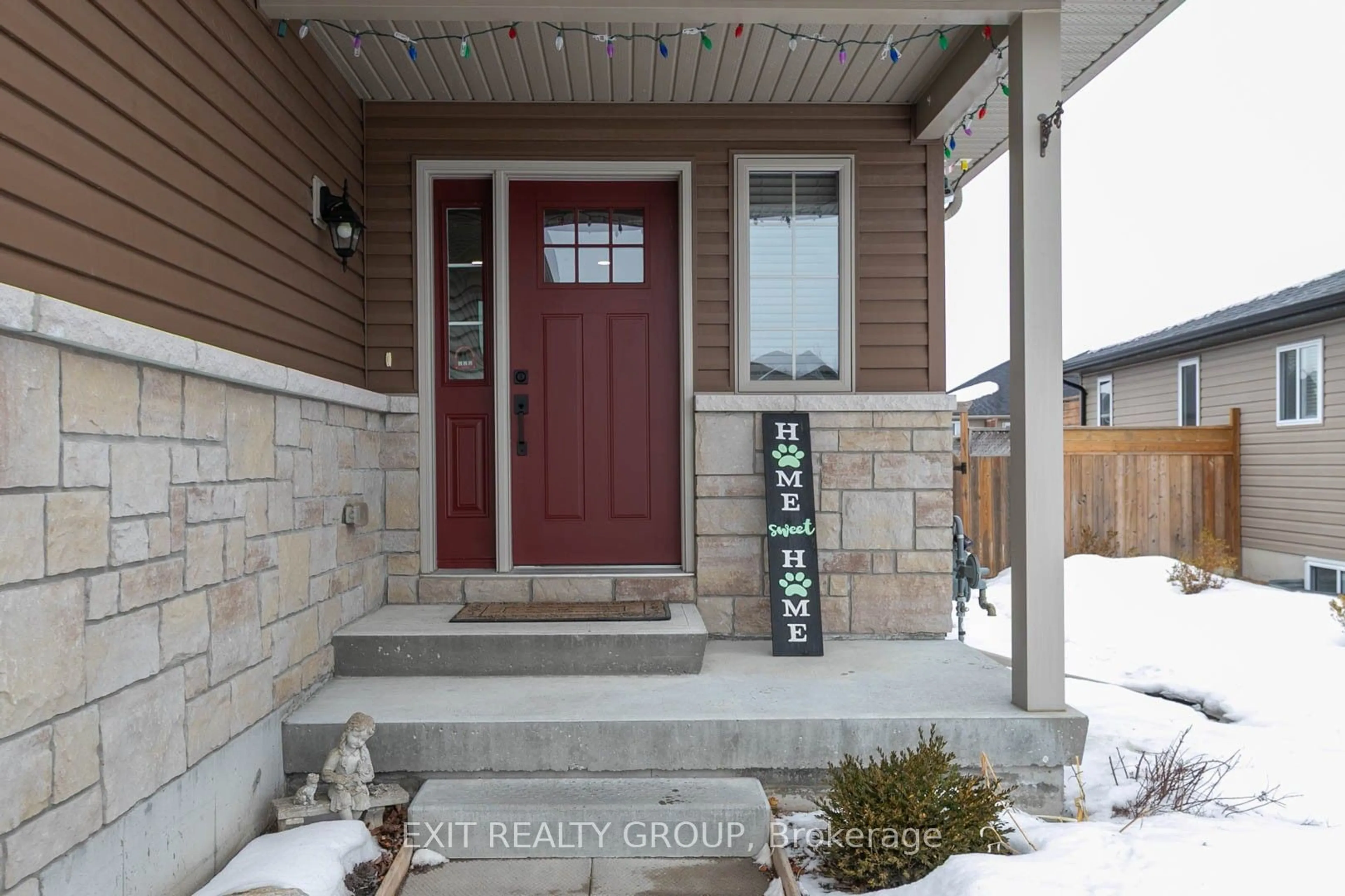 Indoor entryway for 72 Aspen Dr, Quinte West Ontario K8V 0E2