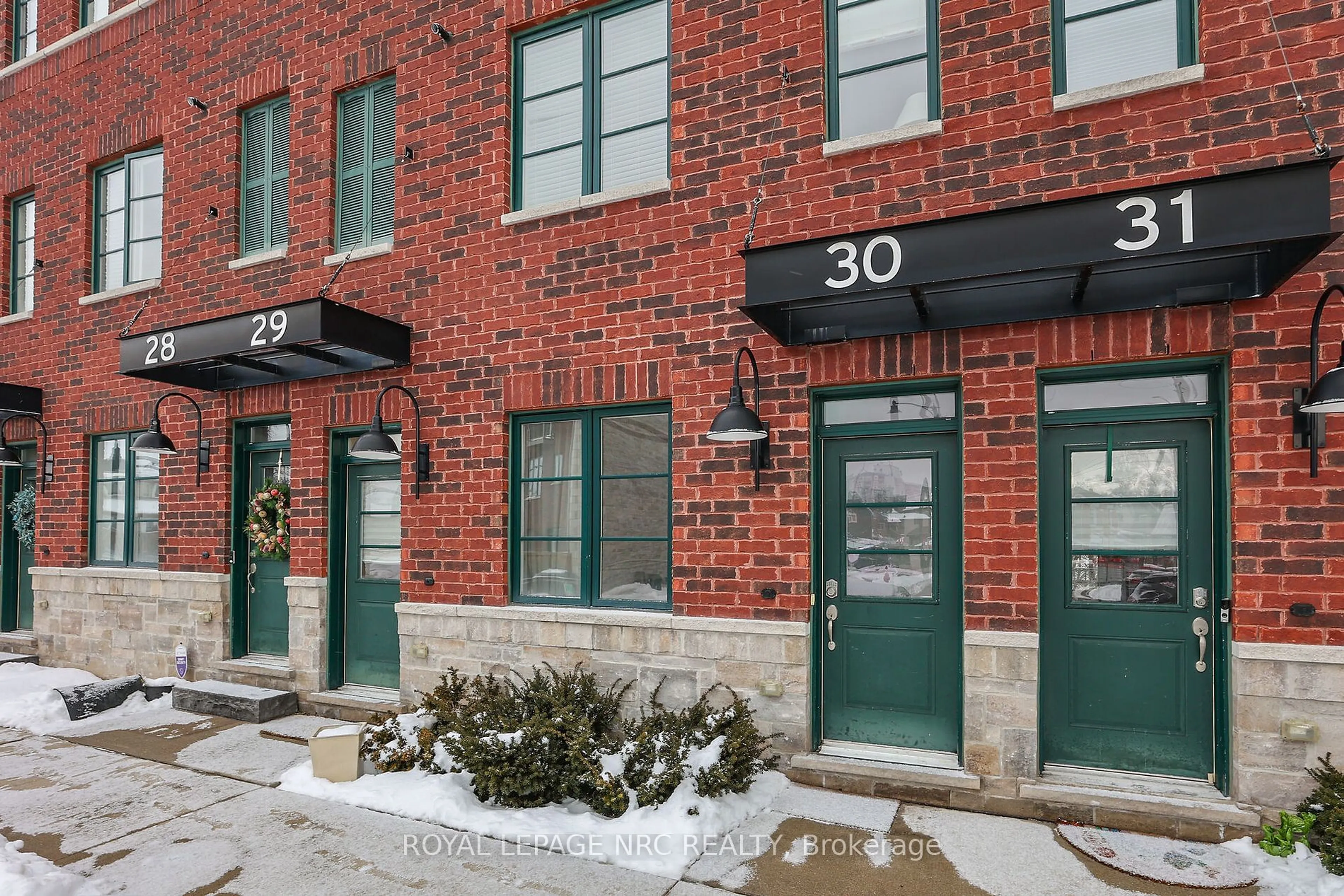 Home with brick exterior material, street for 290 Barton St #30, Hamilton Ontario L8R 3P3