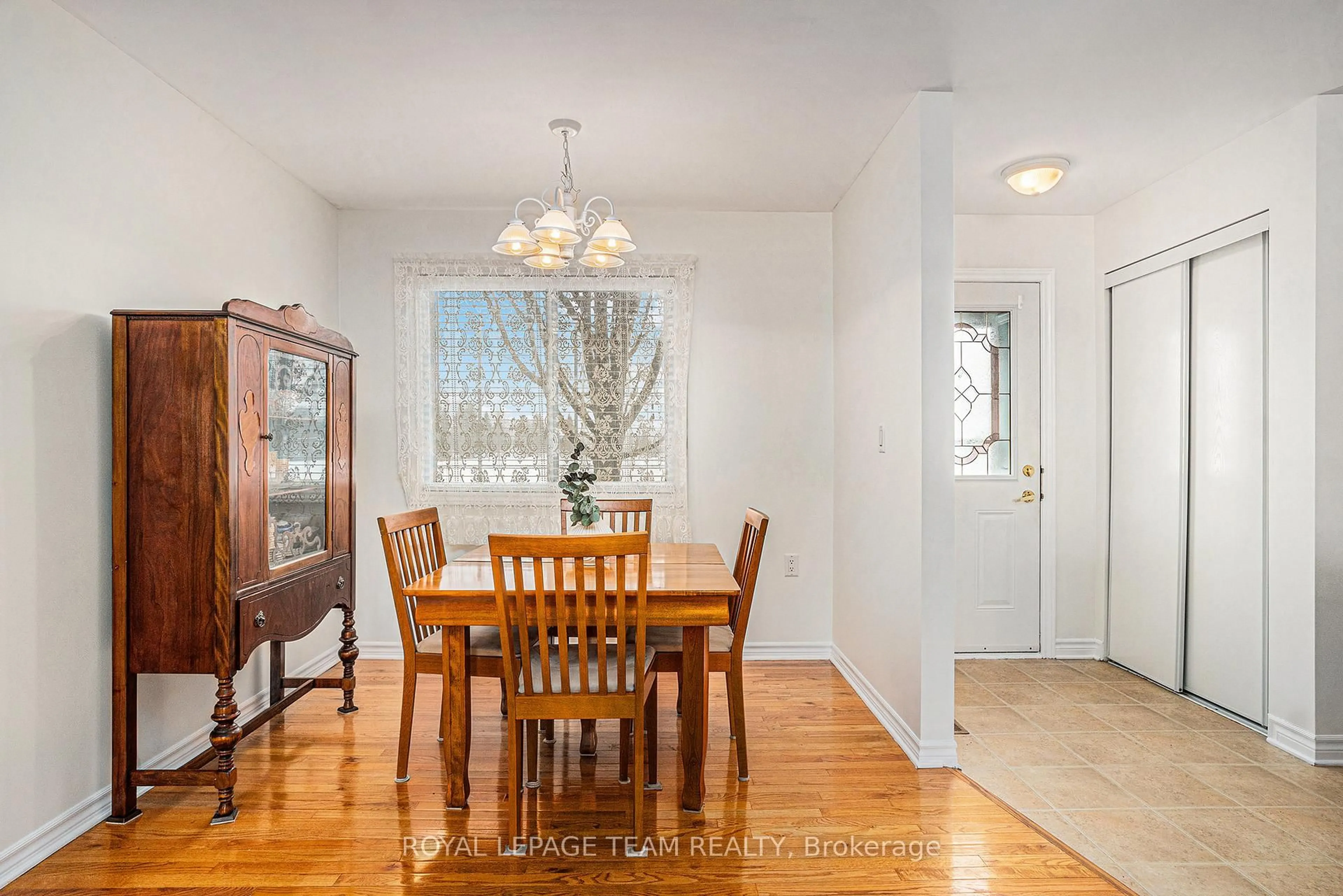 Dining room, wood/laminate floor for 509 Pumpkin Patch Private, Stittsville - Munster - Richmond Ontario K0A 2Z0