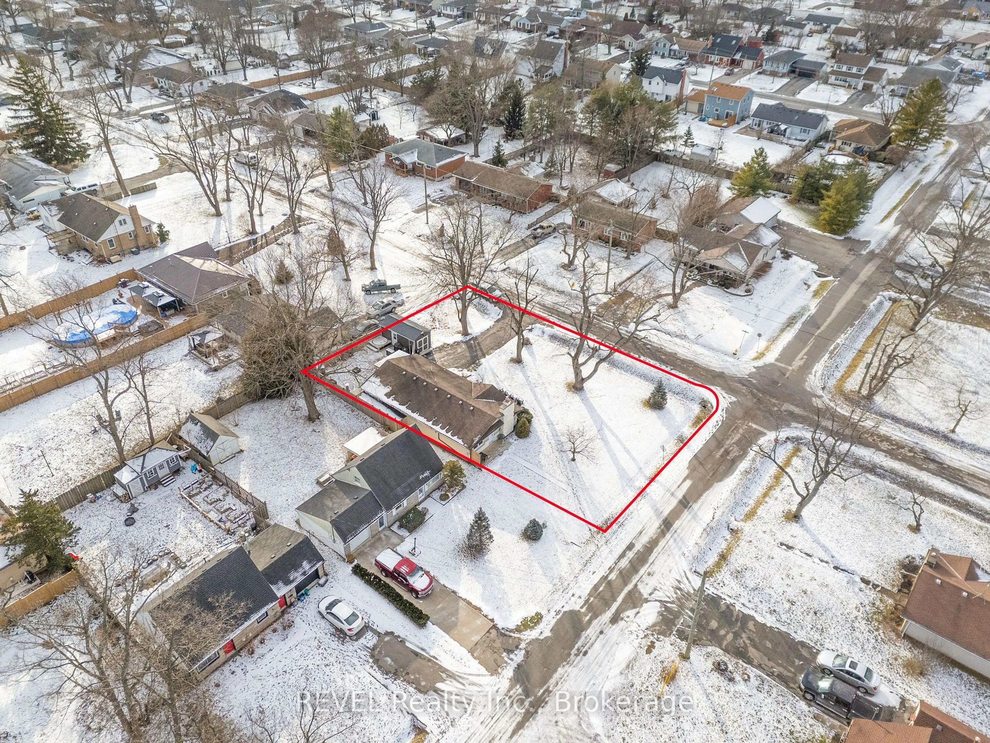 A pic from outside/outdoor area/front of a property/back of a property/a pic from drone, street for 466 Belleview Blvd, Fort Erie Ontario L0S 1N0