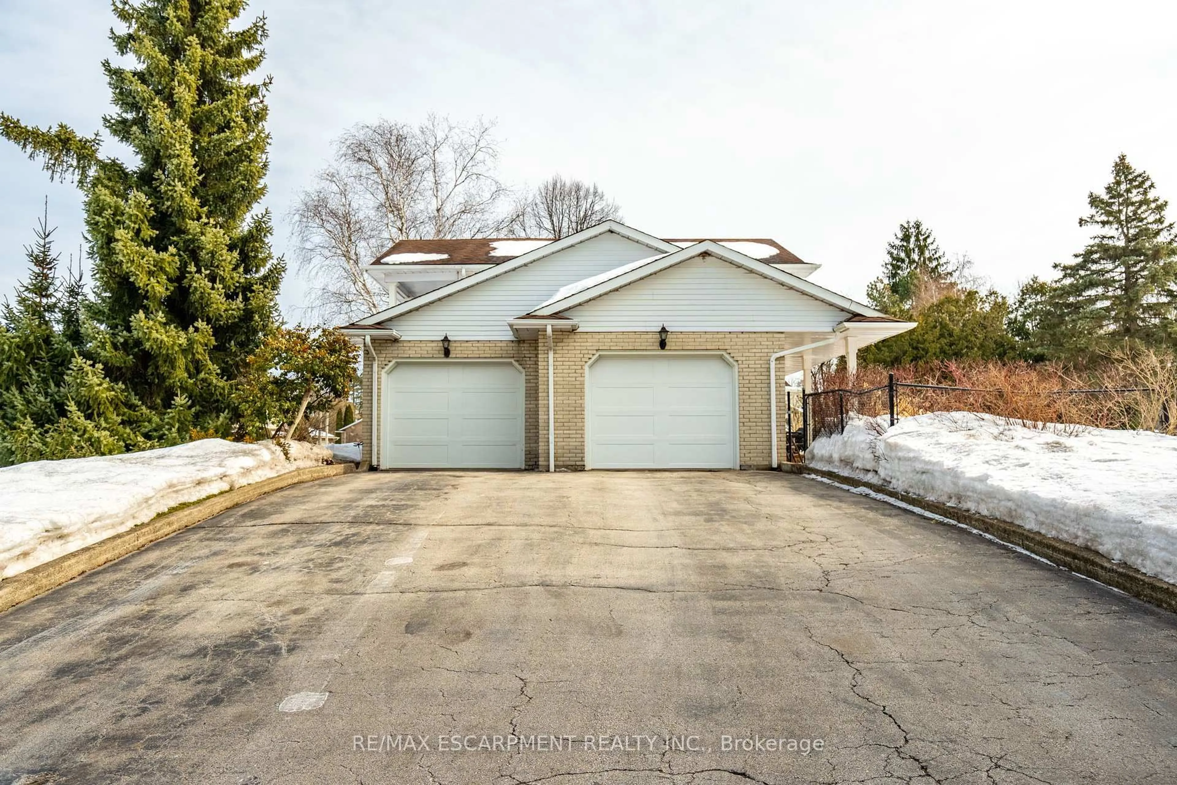 Indoor garage for 1 Acredale Dr, Hamilton Ontario L0R 1H2