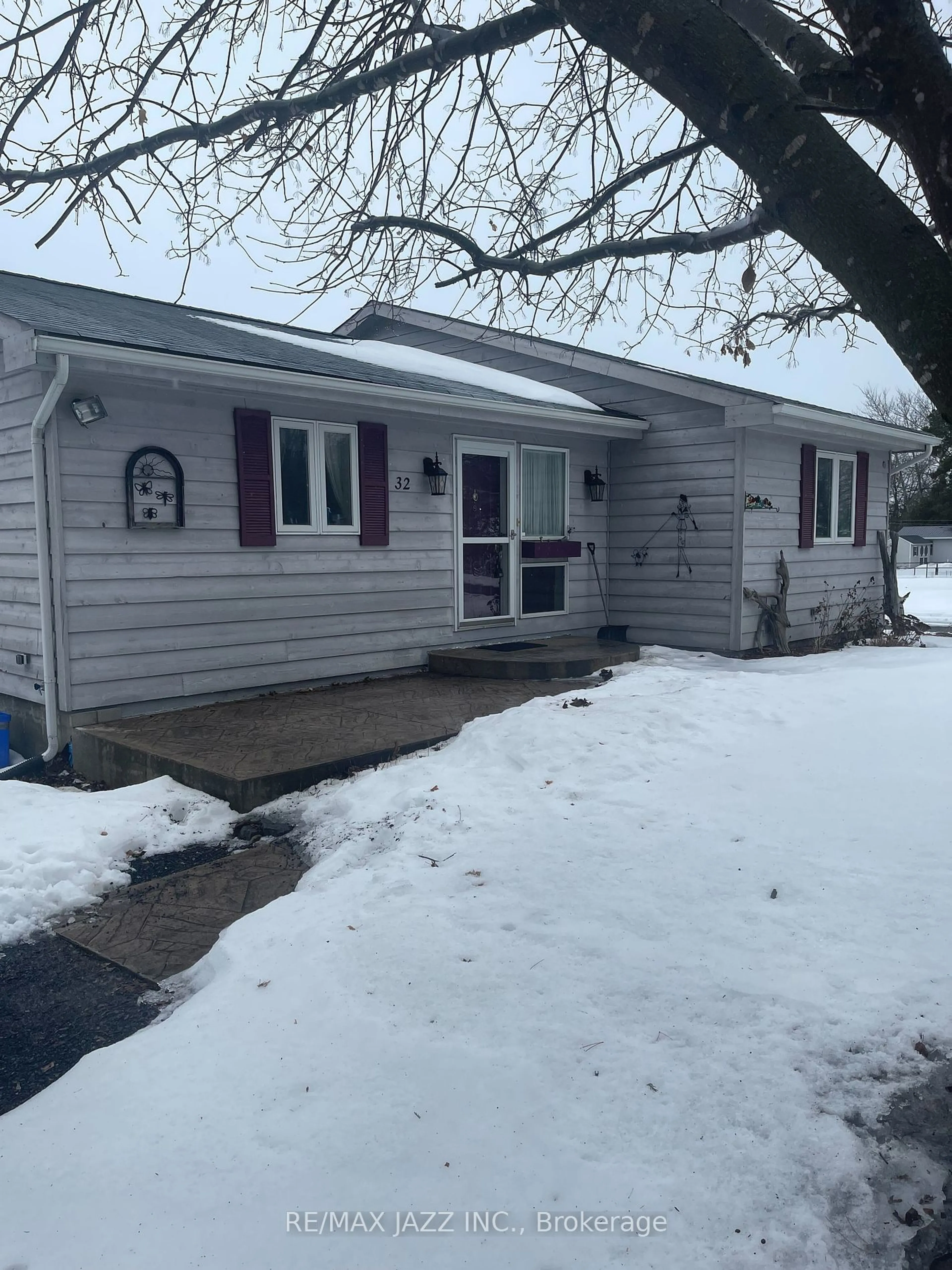 Home with vinyl exterior material, street for 32 Bayview Dr, Napanee Ontario K7R 3K8