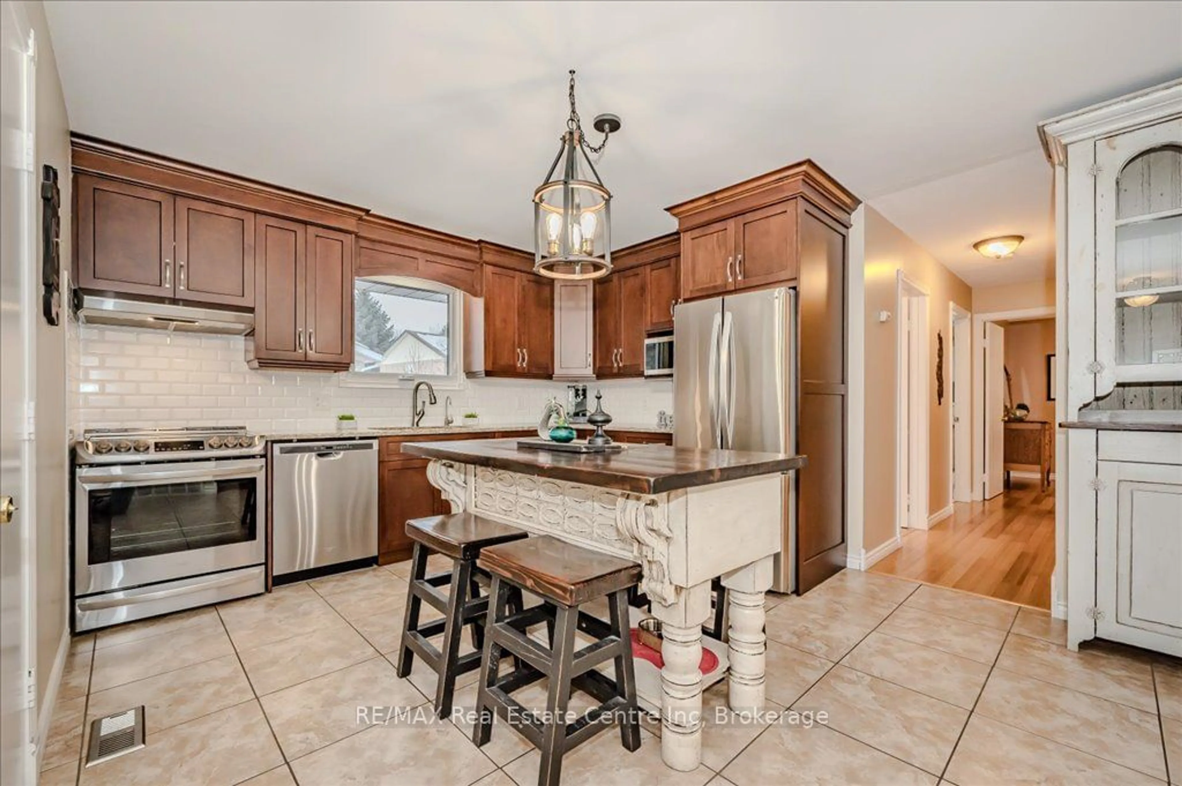 Open concept kitchen, ceramic/tile floor for 121 Erinbrook Dr, Kitchener Ontario N2E 3C4