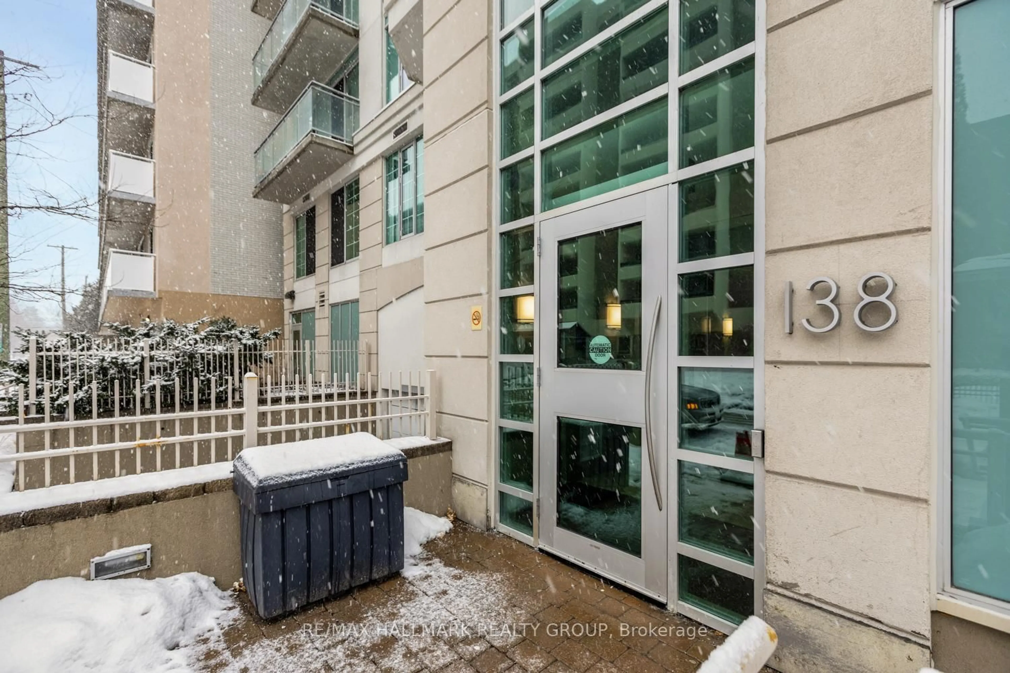 Indoor foyer for 138 Somerset St #502, Ottawa Centre Ontario K2P 0A3