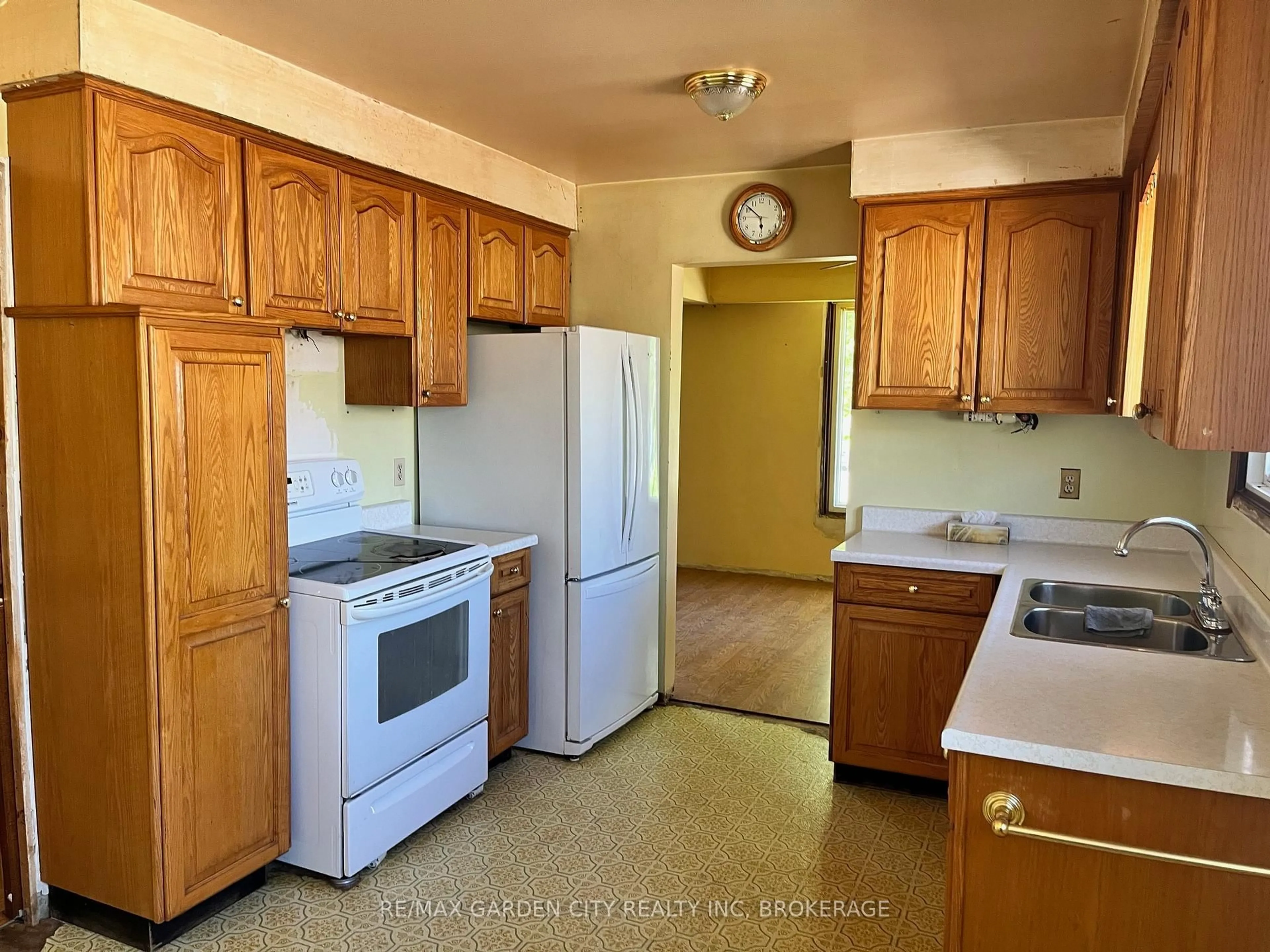 Standard kitchen, unknown for 80 Royal Oak Dr, St. Catharines Ontario L2N 6K8