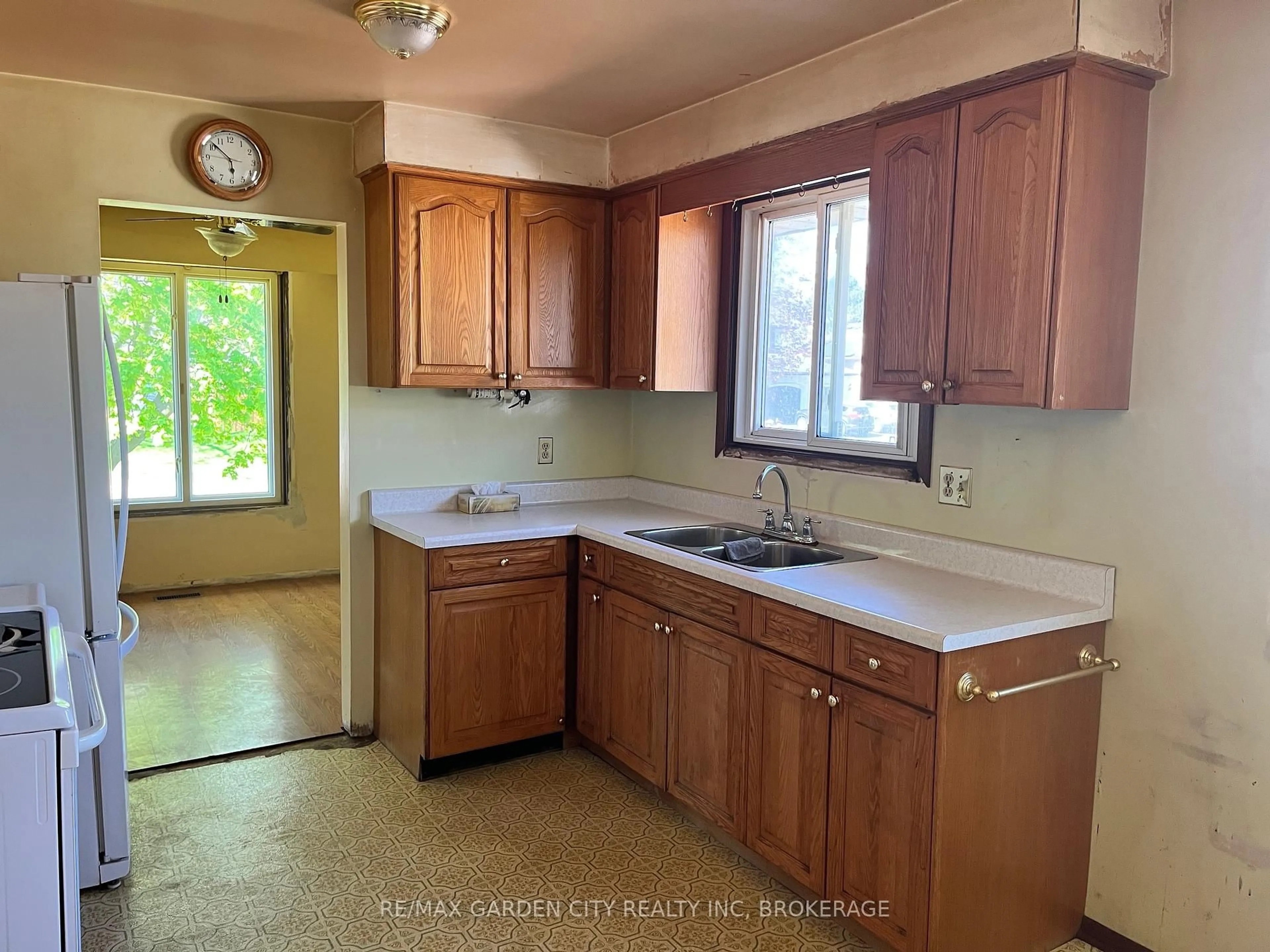 Standard kitchen, unknown for 80 Royal Oak Dr, St. Catharines Ontario L2N 6K8