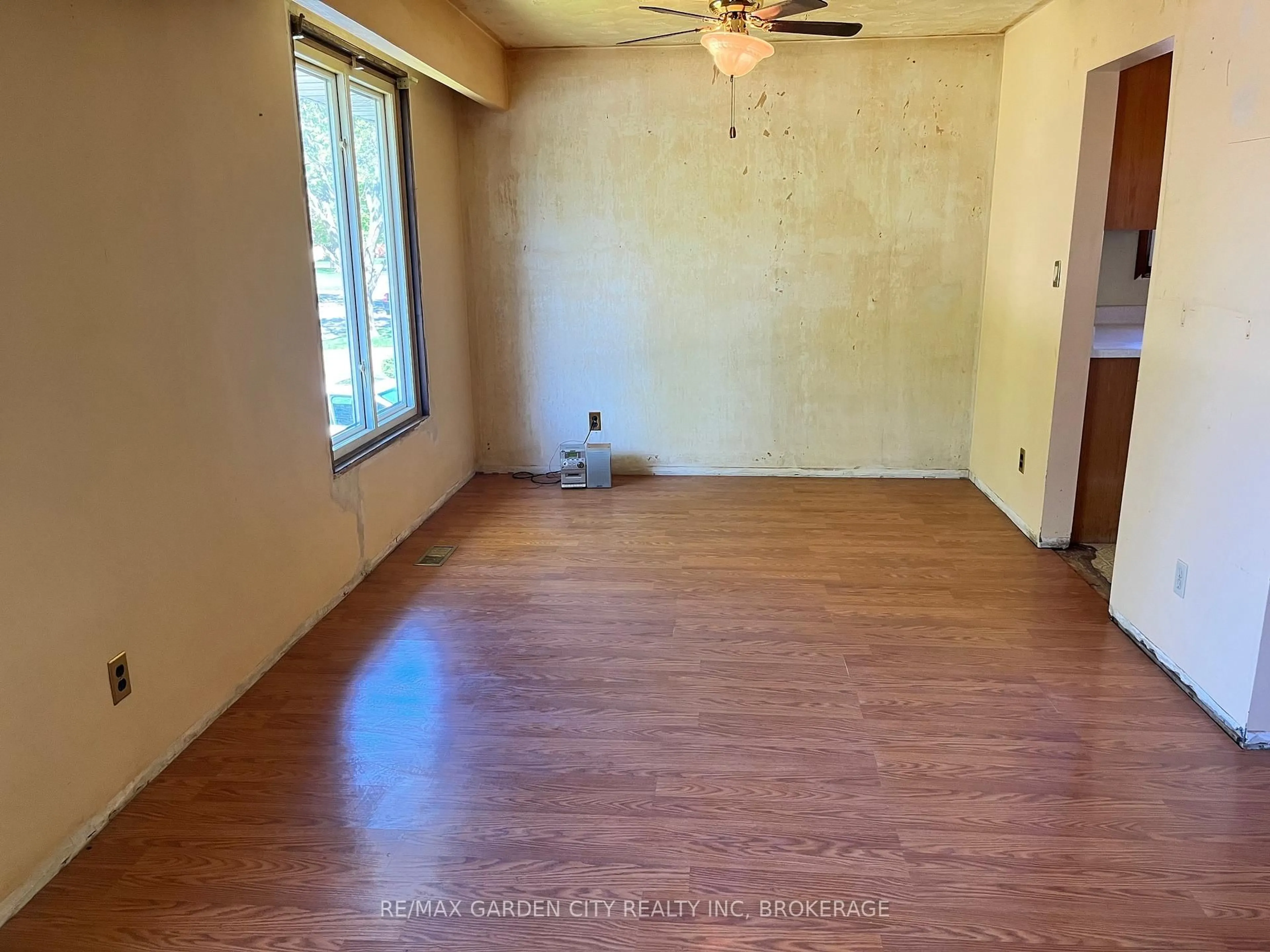 A pic of a room for 80 Royal Oak Dr, St. Catharines Ontario L2N 6K8