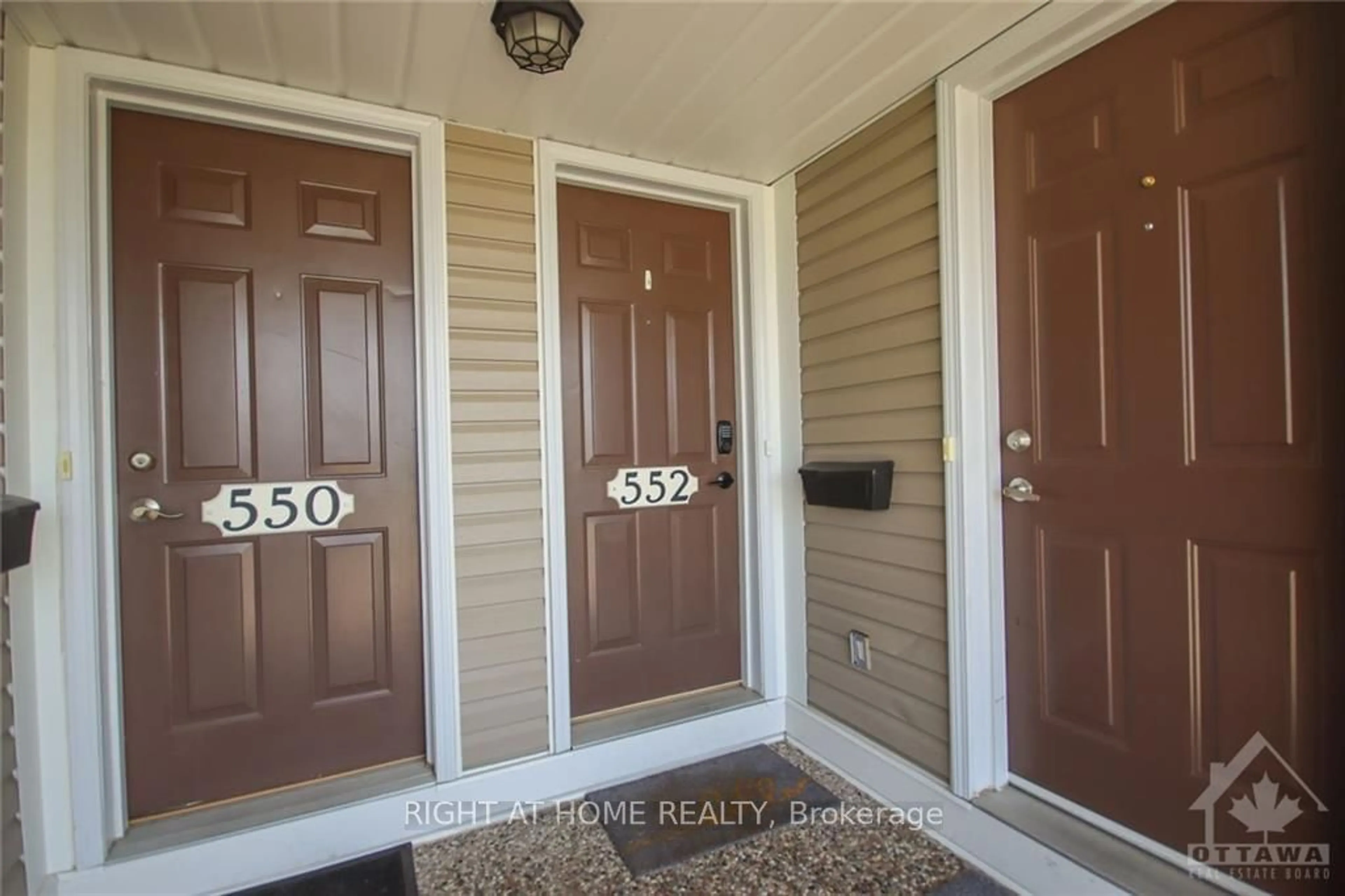 Indoor entryway for 552 LAKERIDGE Dr, Ottawa Ontario K4A 0H4