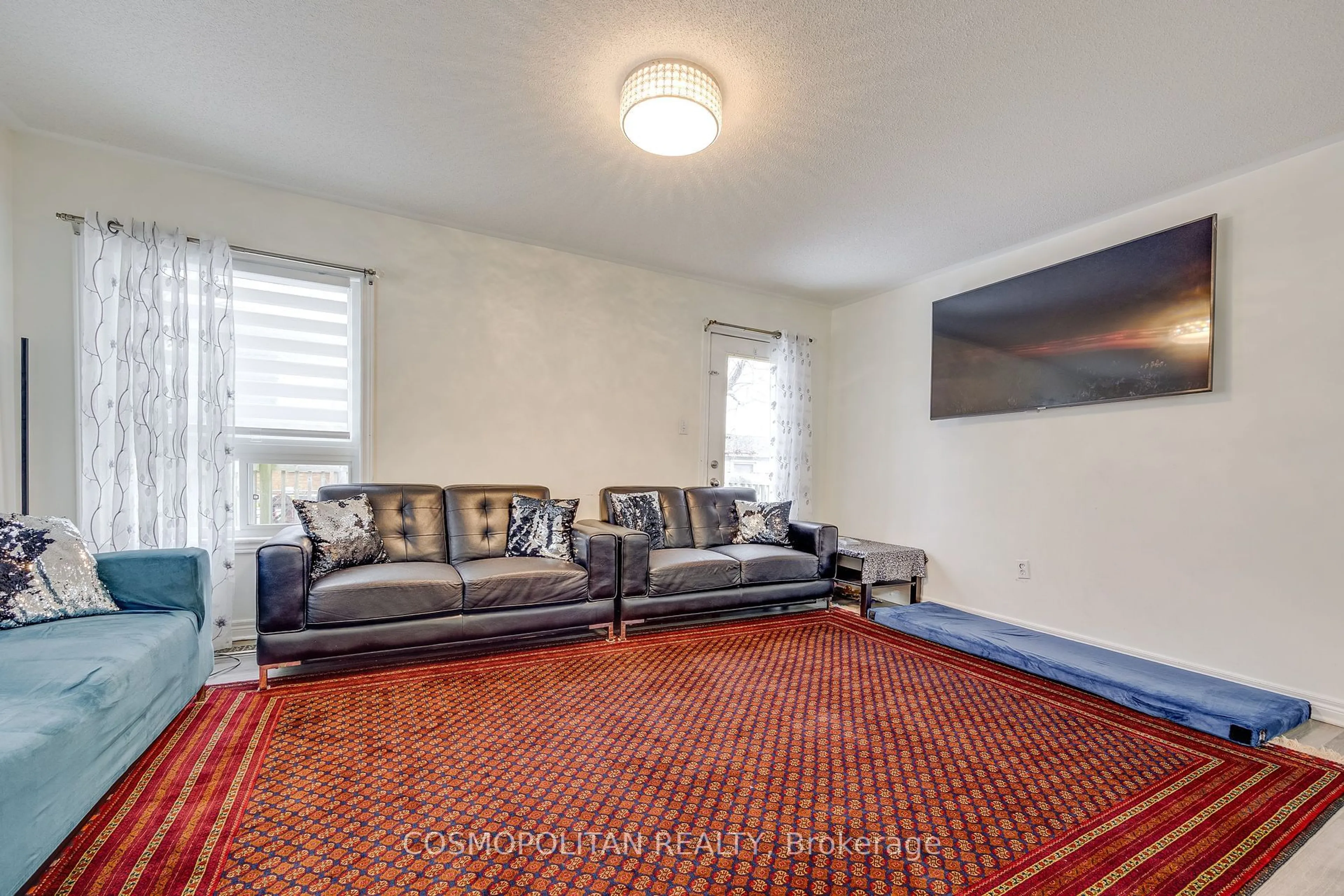 Living room with furniture, carpet floor for 53 LONGFELLOW Ave, St. Catharines Ontario L2R 6N8