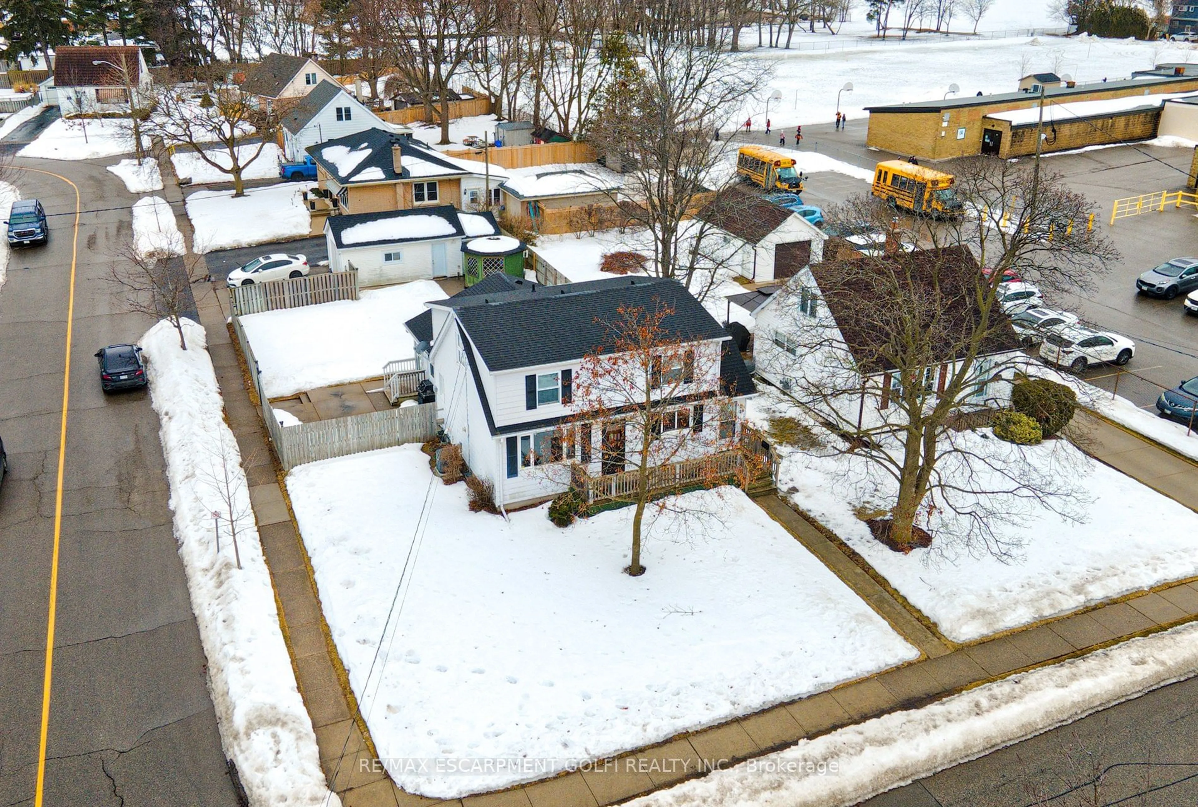 A pic from outside/outdoor area/front of a property/back of a property/a pic from drone, street for 26 Morton Ave, Brantford Ontario N3R 2N5