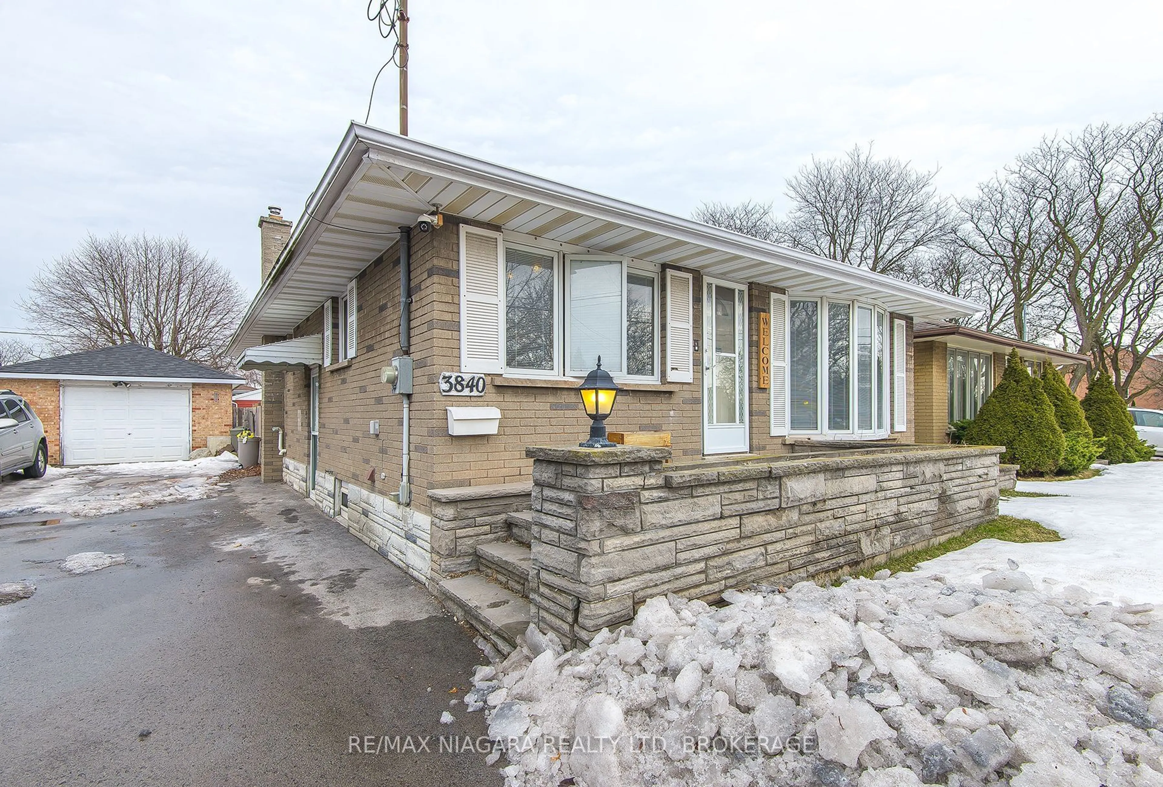 Home with brick exterior material, street for 3840 Dorchester Rd, Niagara Falls Ontario L2J 3A7