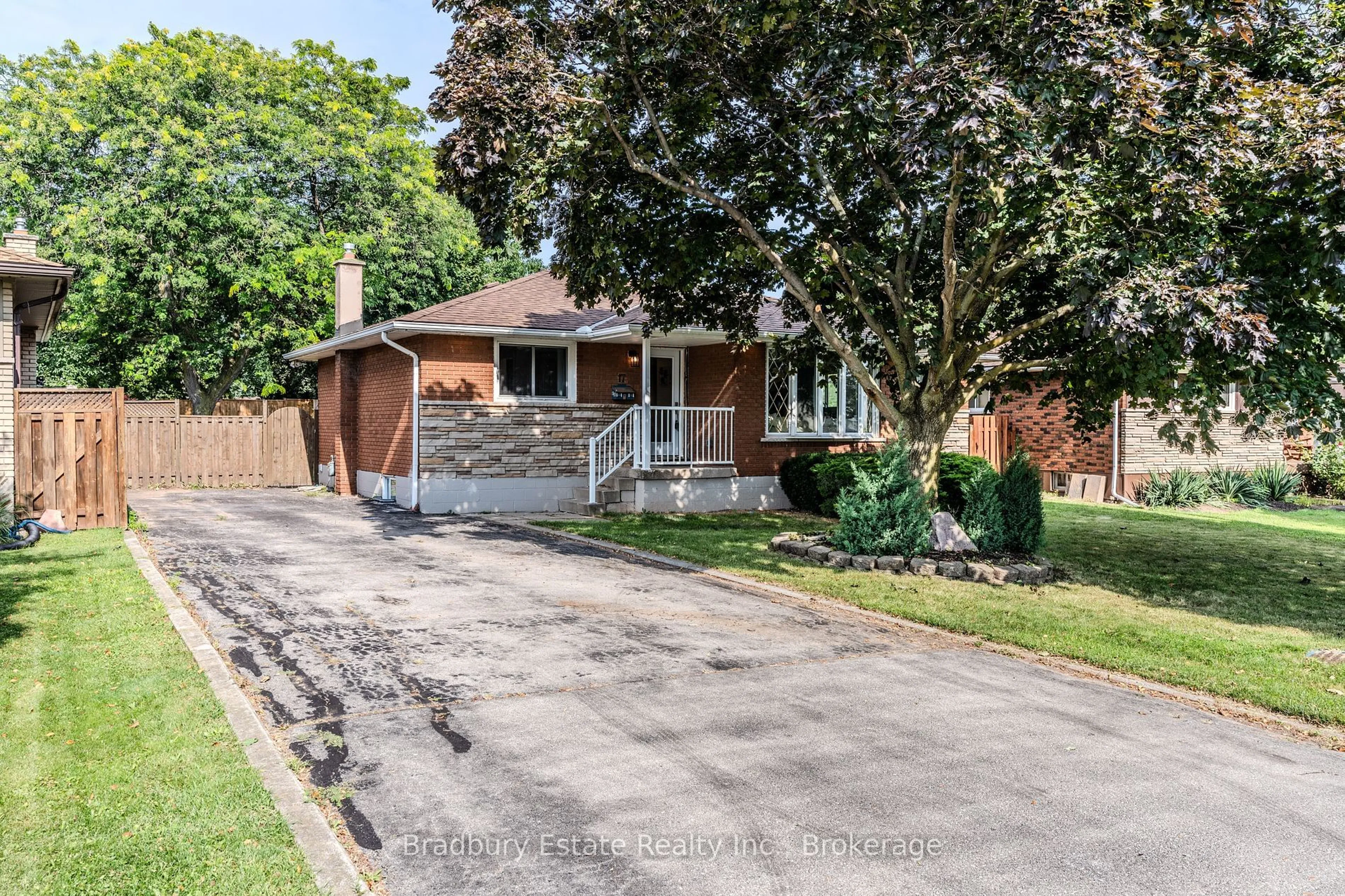 Home with brick exterior material, street for 17 WOODSVIEW Ave, Grimsby Ontario L3M 3S5