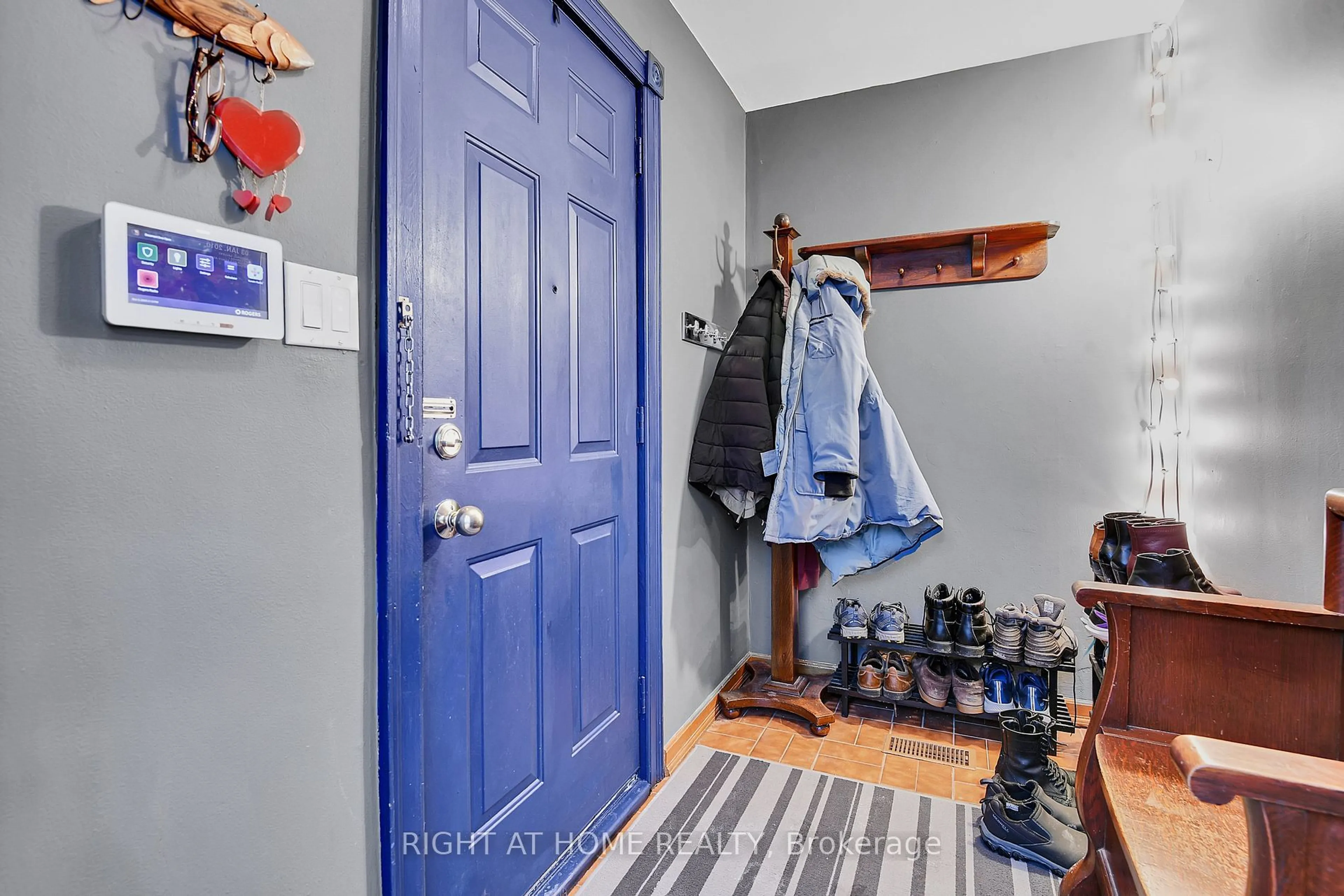 Indoor entryway for 64 Templeton St, Lower Town - Sandy Hill Ontario K1N 6X3