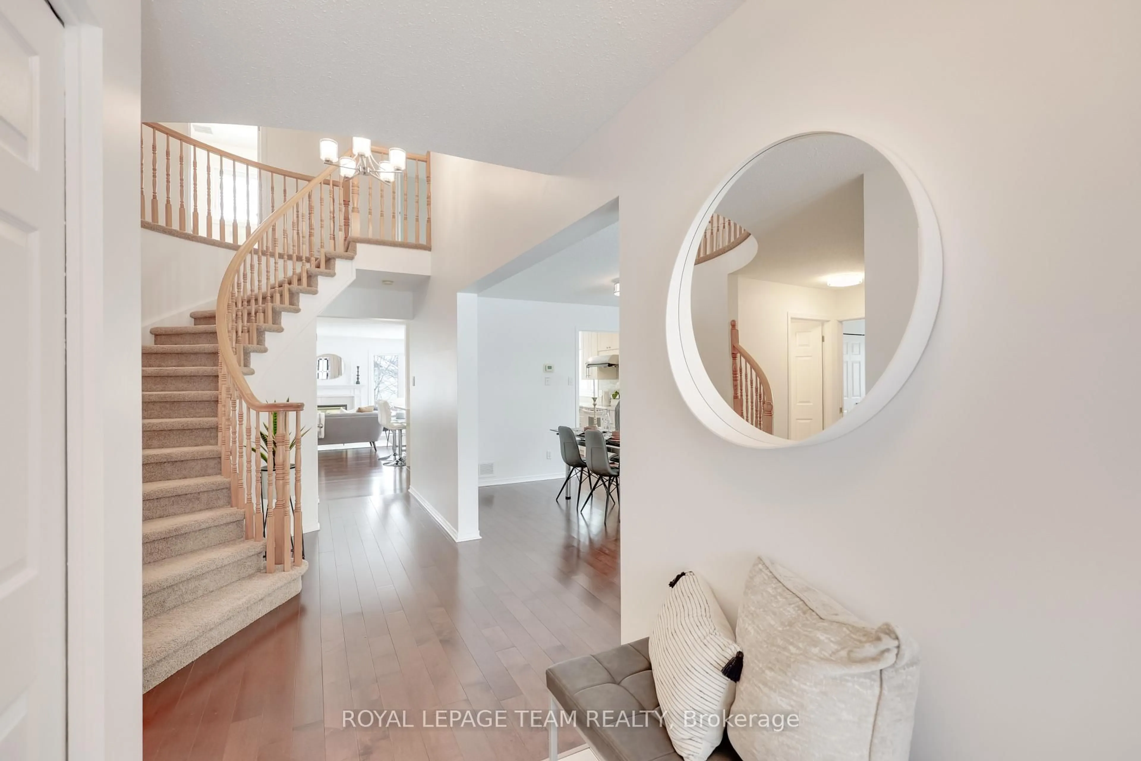 Indoor entryway for 82 HANSEN Ave, Kanata Ontario K2K 2L7