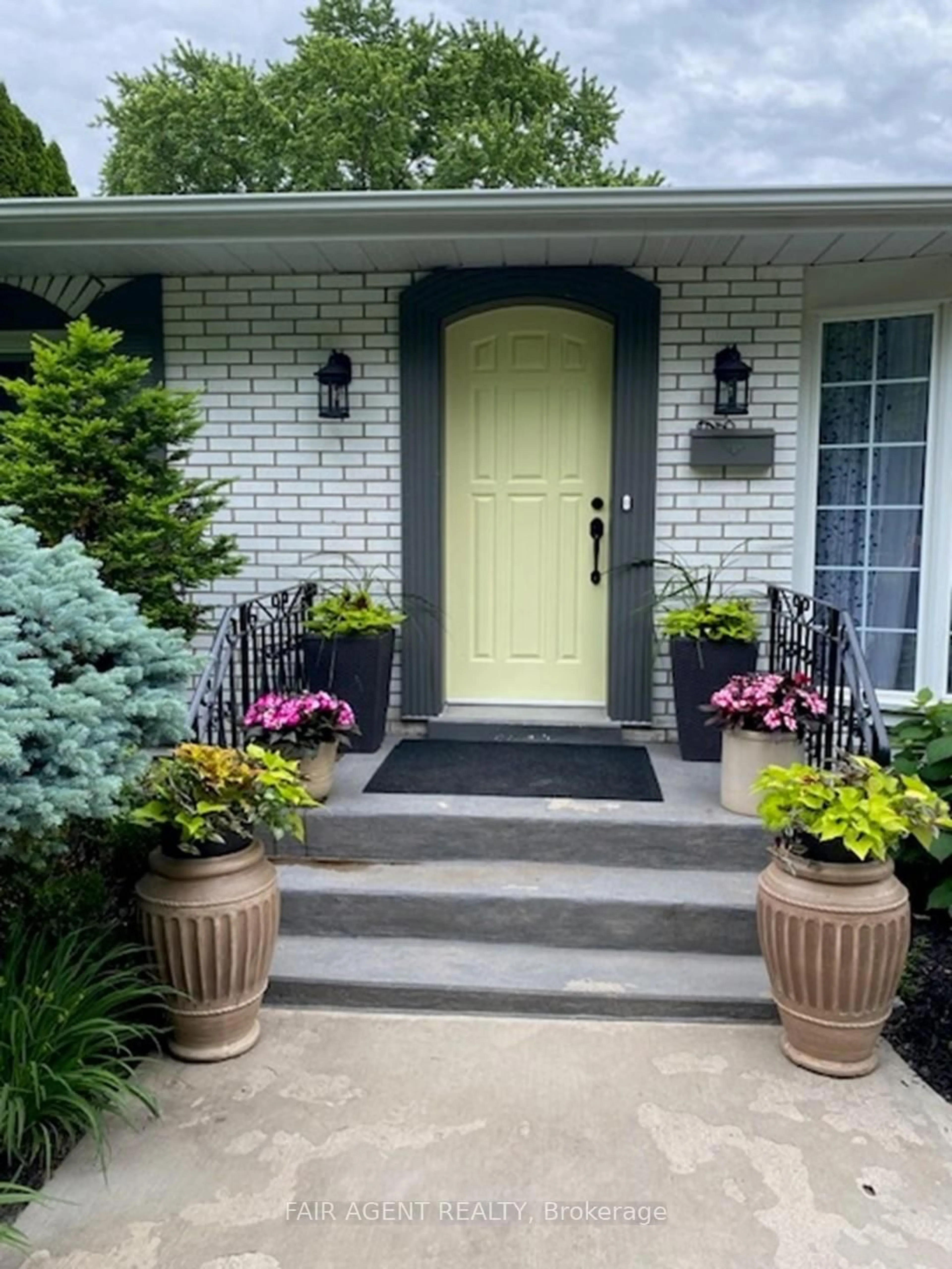 Indoor entryway for 98 Windward St, St. Catharines Ontario L2M 4C3