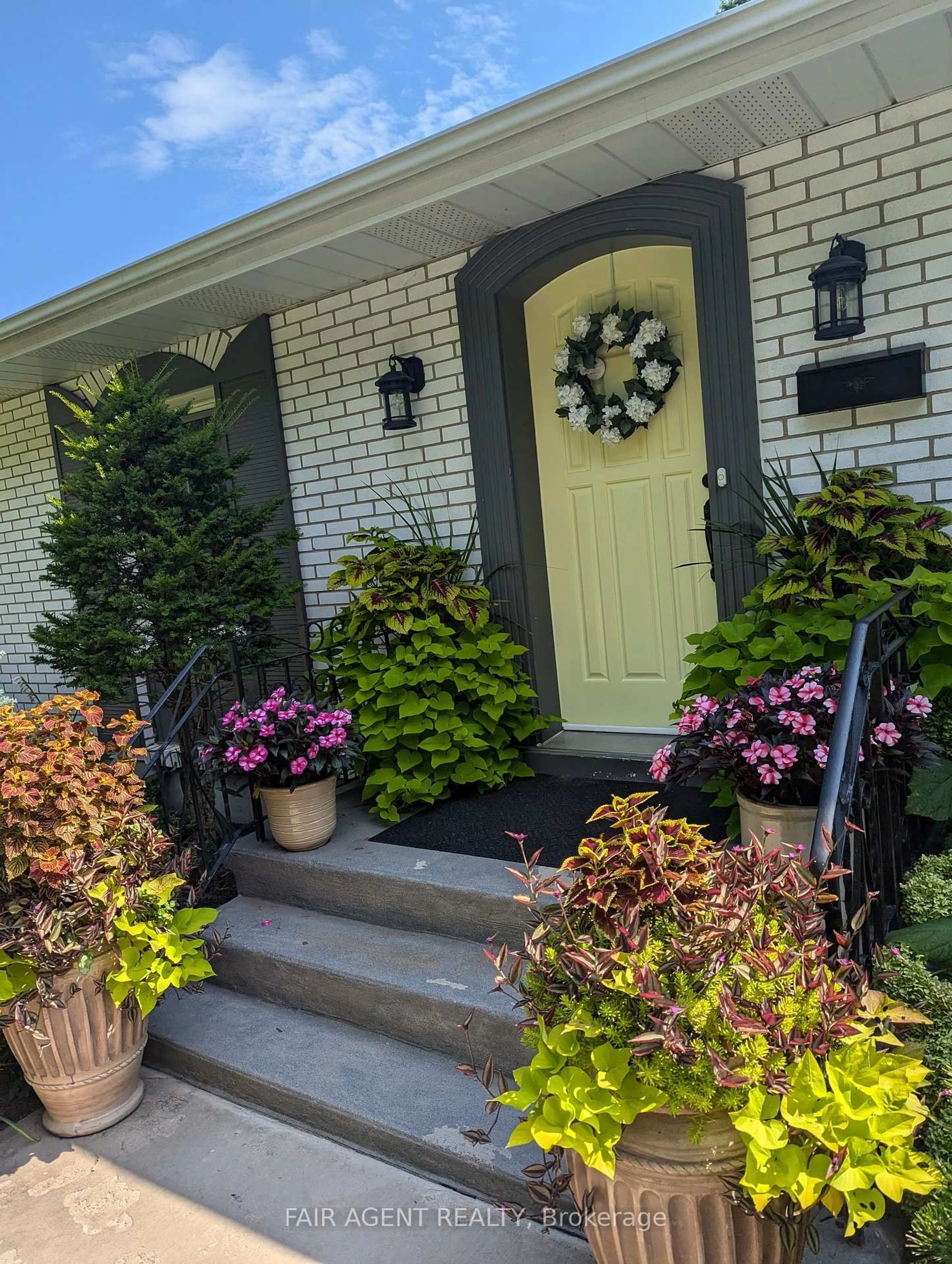 Indoor entryway for 98 Windward St, St. Catharines Ontario L2M 4C3