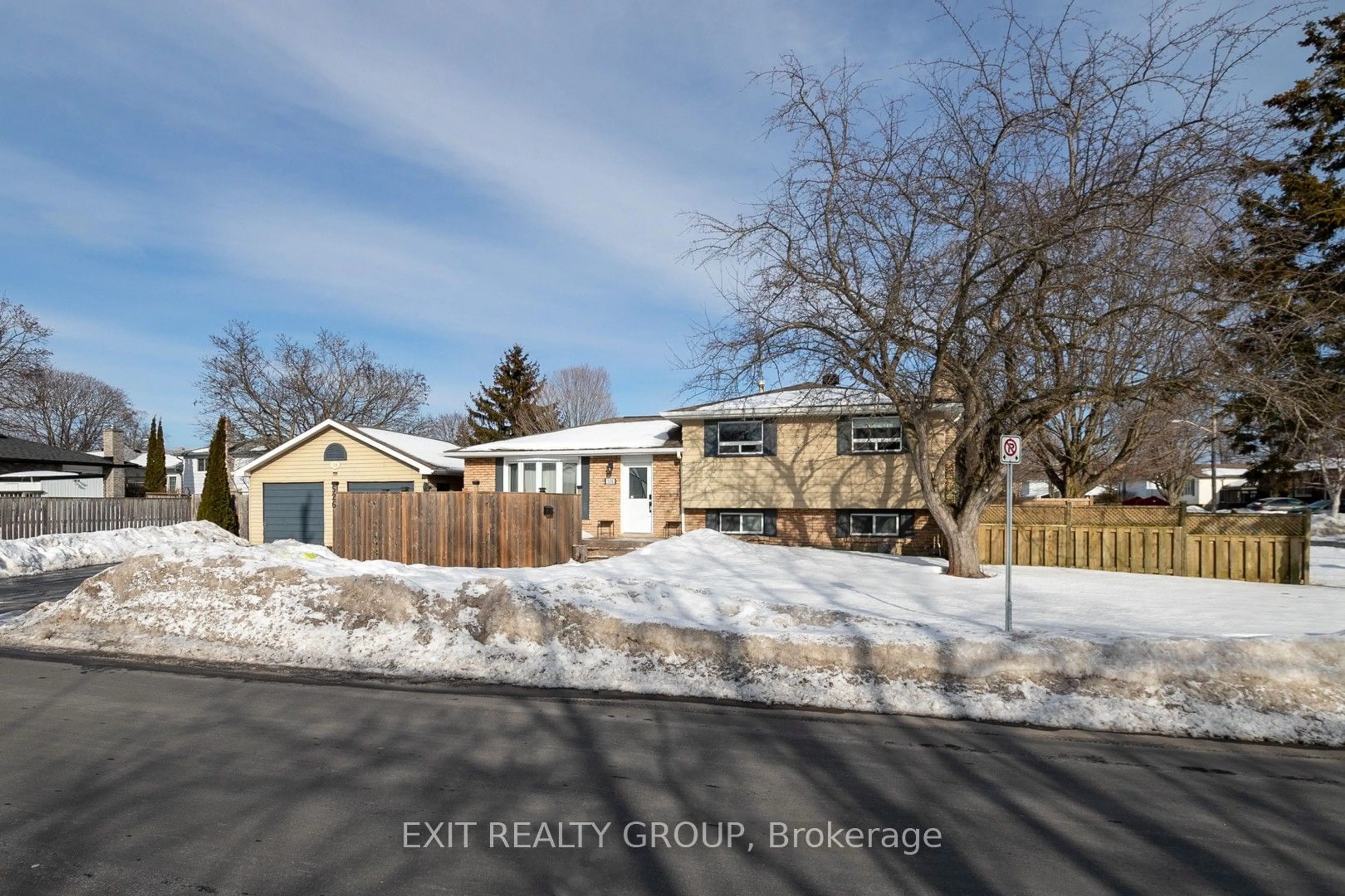 A pic from outside/outdoor area/front of a property/back of a property/a pic from drone, street for 526 Westwood Dr, Cobourg Ontario K9A 4P7