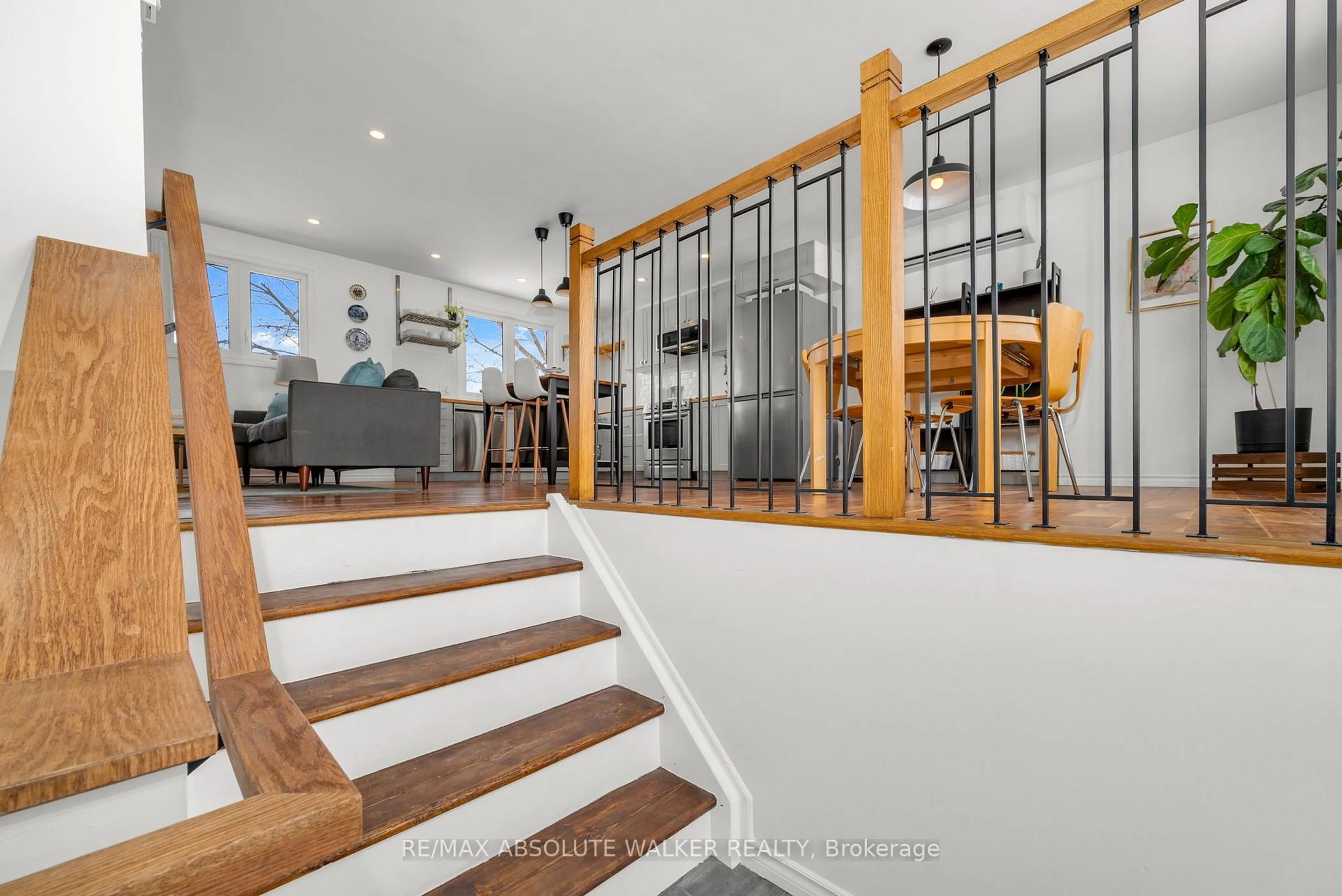 Indoor foyer for 6111 Prince Of Wales Dr, Manotick - Kars - Rideau Twp and Area Ontario K0A 2T0