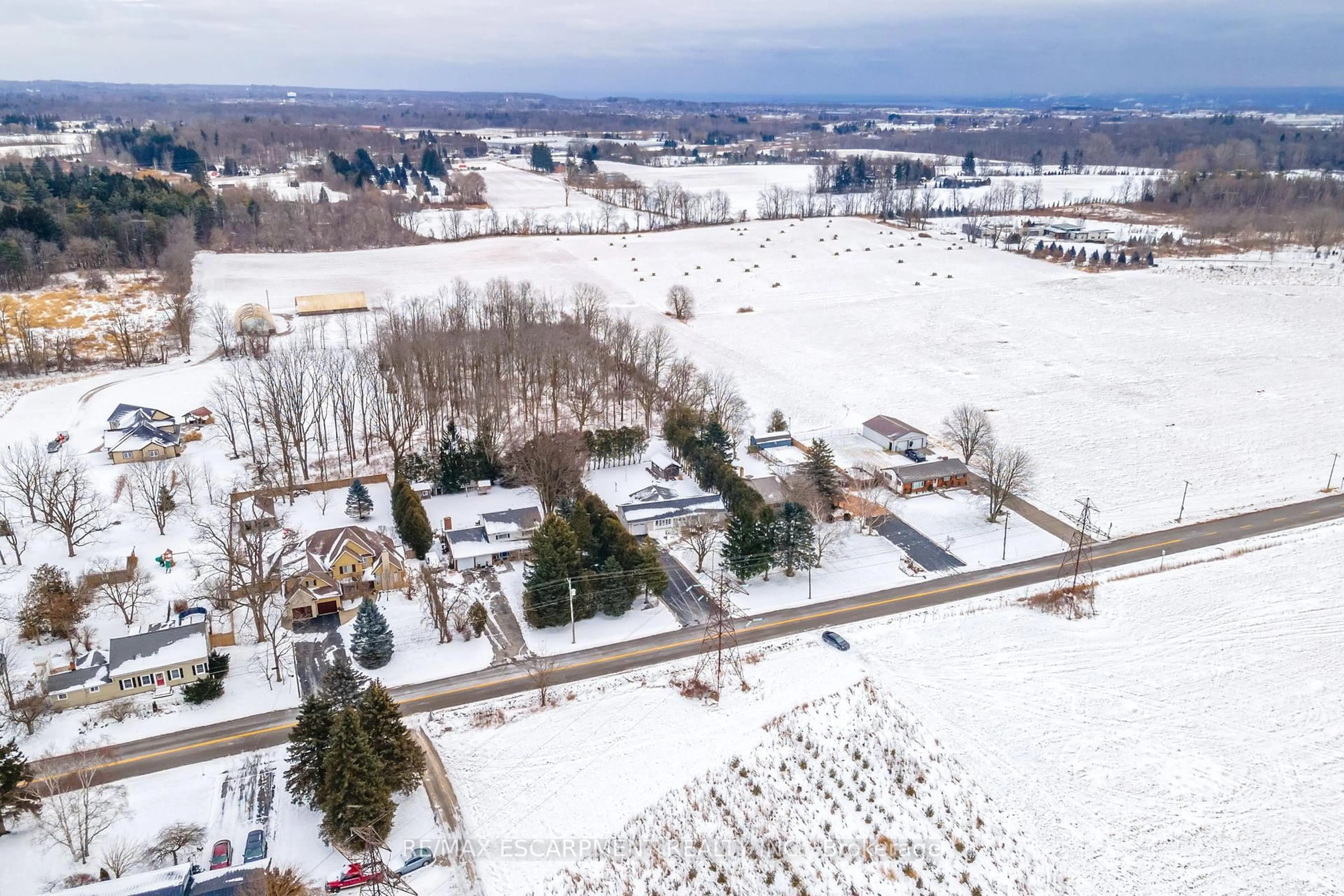 A pic from outside/outdoor area/front of a property/back of a property/a pic from drone, mountain view for 802 Millgrove Sdrd, Hamilton Ontario L8B 0W7