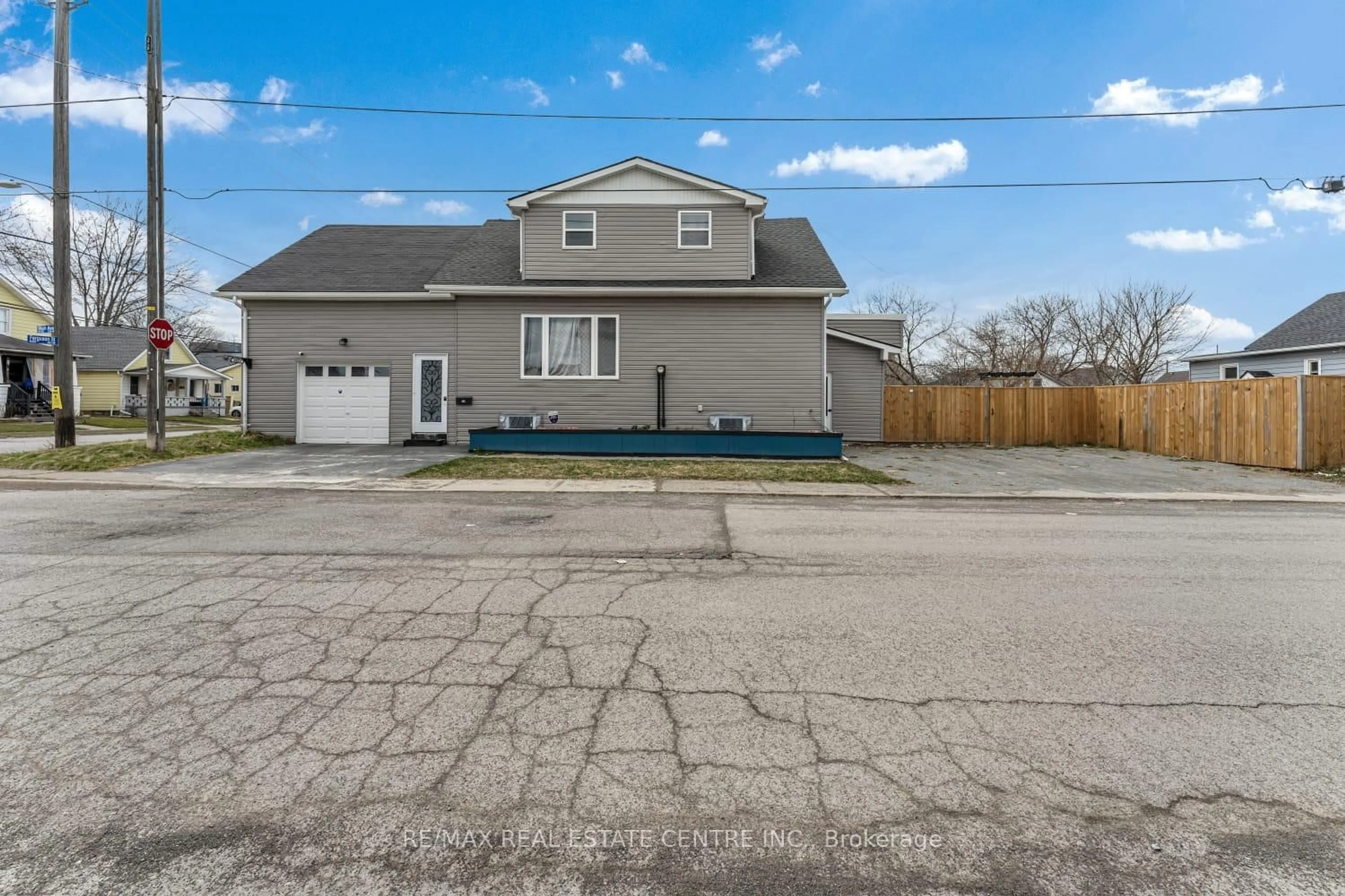 A pic from outside/outdoor area/front of a property/back of a property/a pic from drone, street for 4641 Ferguson St, Niagara Falls Ontario L2E 2Z3