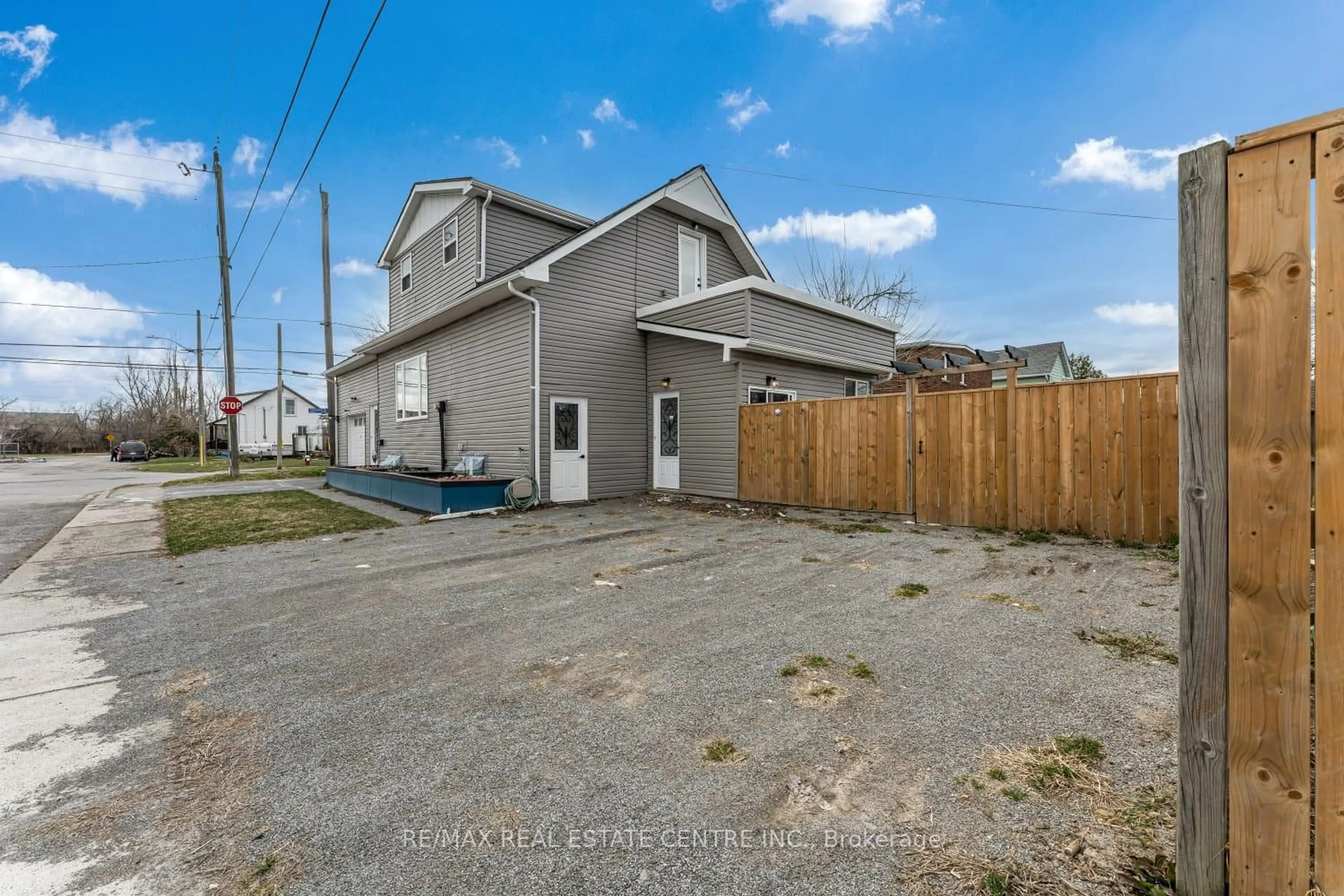 A pic from outside/outdoor area/front of a property/back of a property/a pic from drone, street for 4641 Ferguson St, Niagara Falls Ontario L2E 2Z3