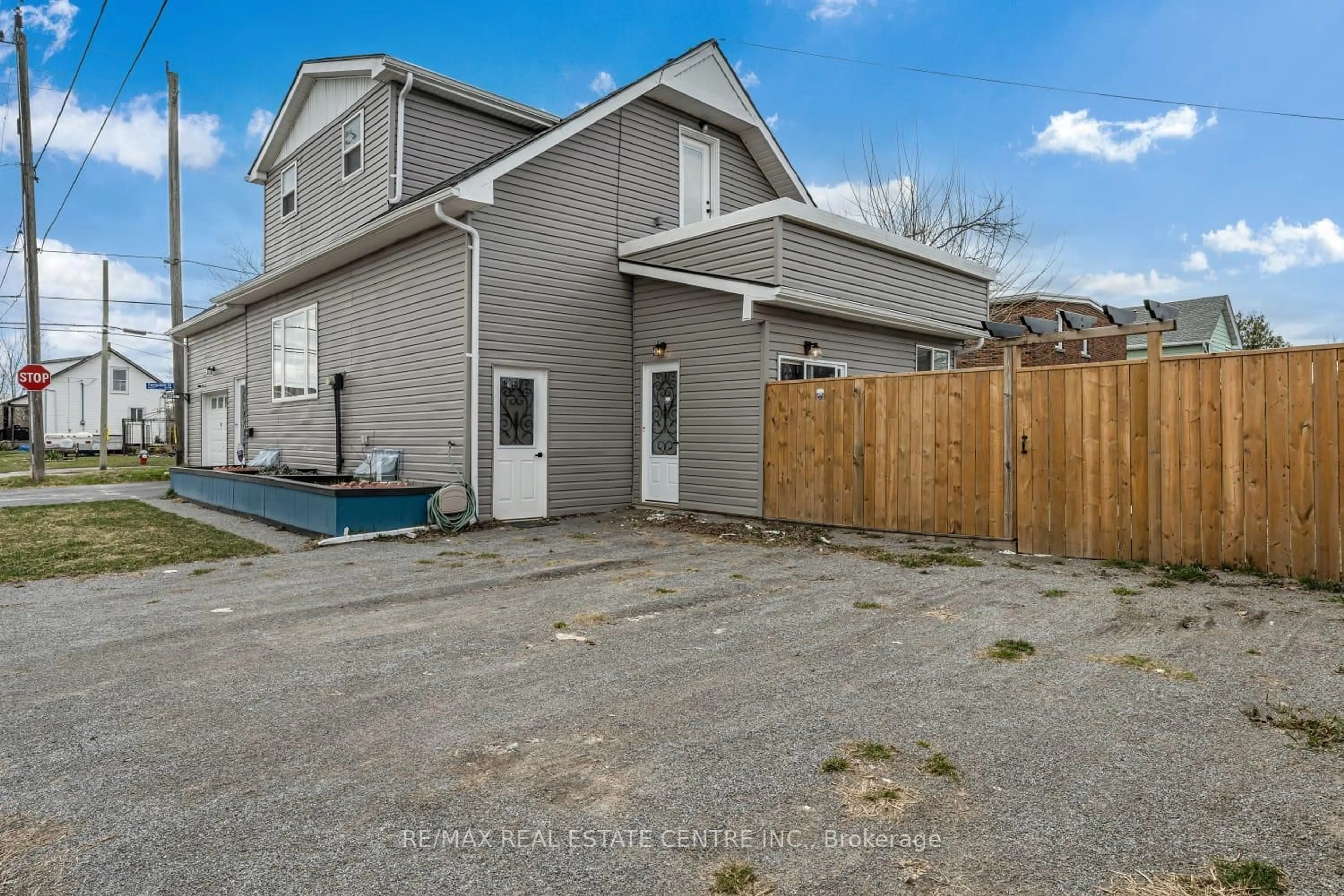 A pic from outside/outdoor area/front of a property/back of a property/a pic from drone, street for 4641 Ferguson St, Niagara Falls Ontario L2E 2Z3