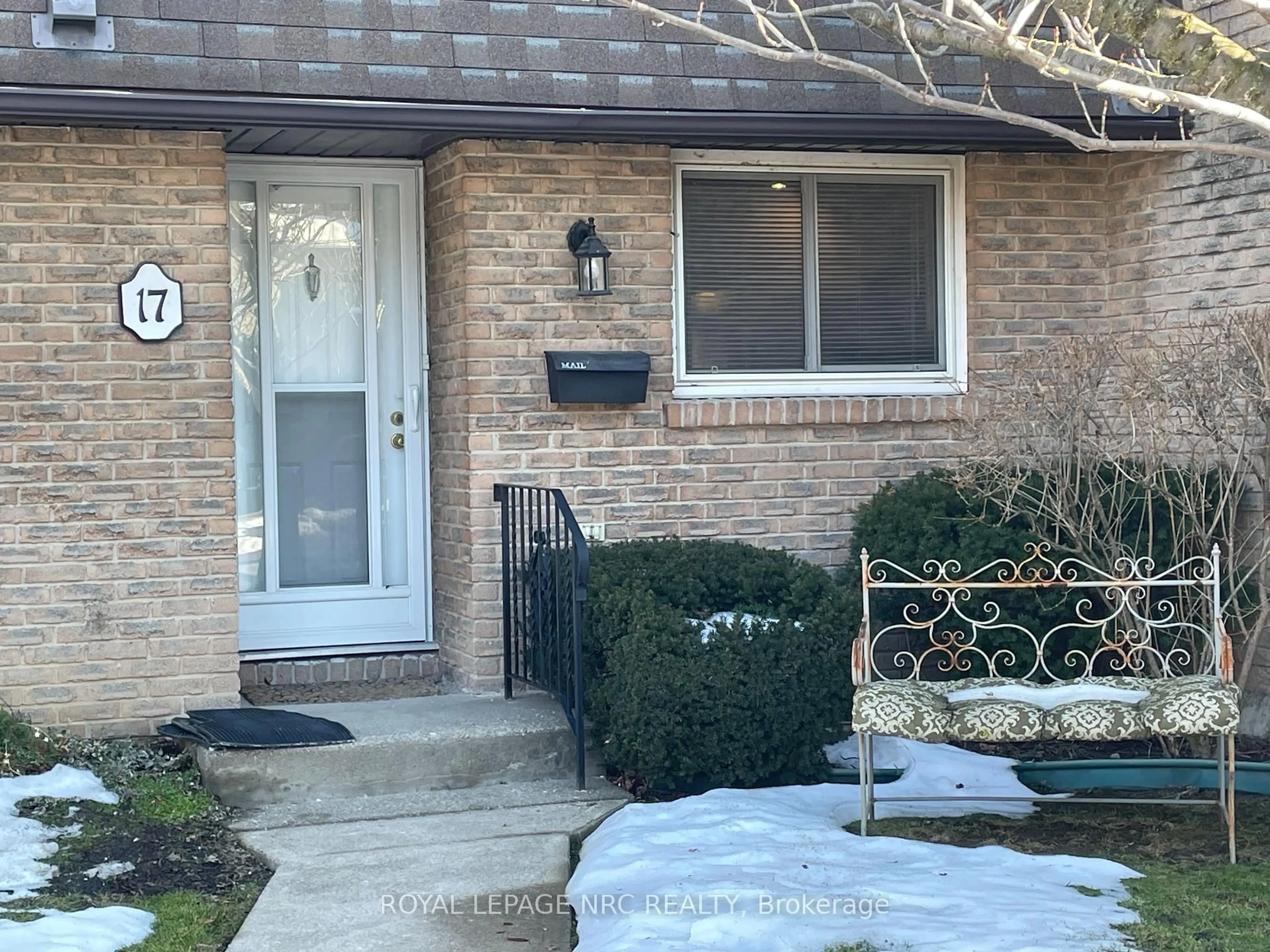 Indoor entryway for 151 Linwell Rd #17, St. Catharines Ontario L2N 6P3