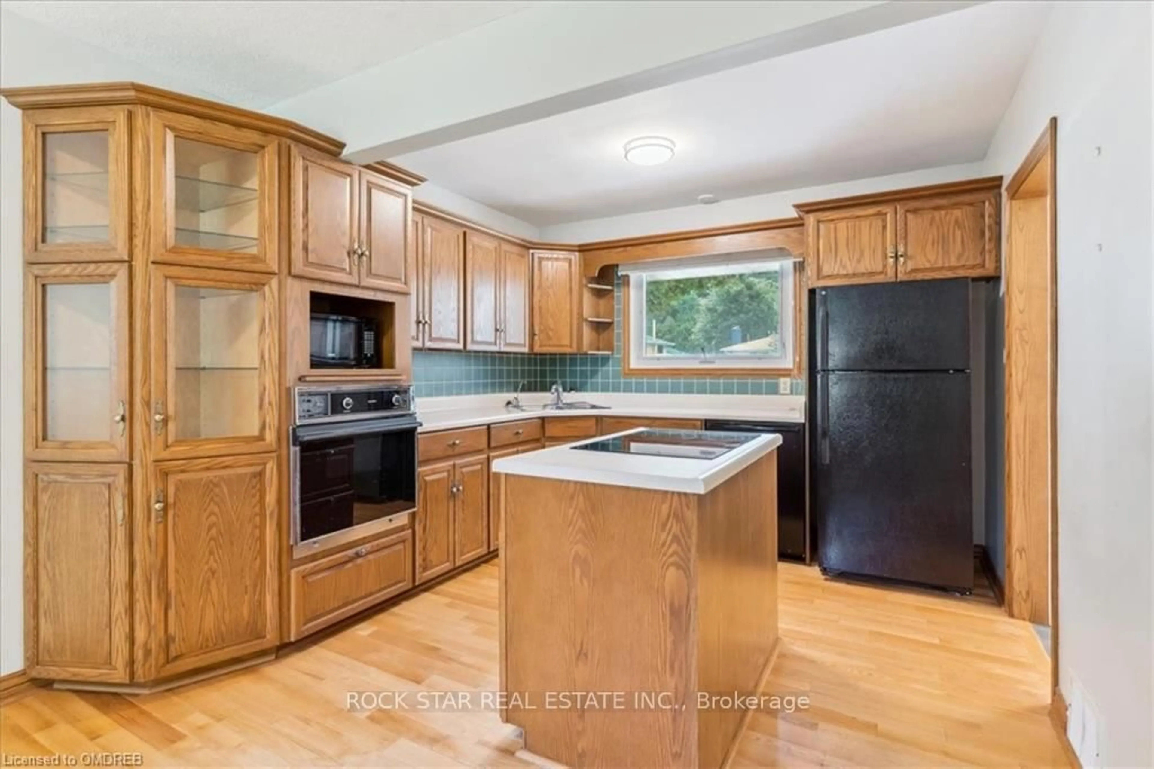 Standard kitchen, unknown for 28 Valerie Dr, St. Catharines Ontario L2T 3G5