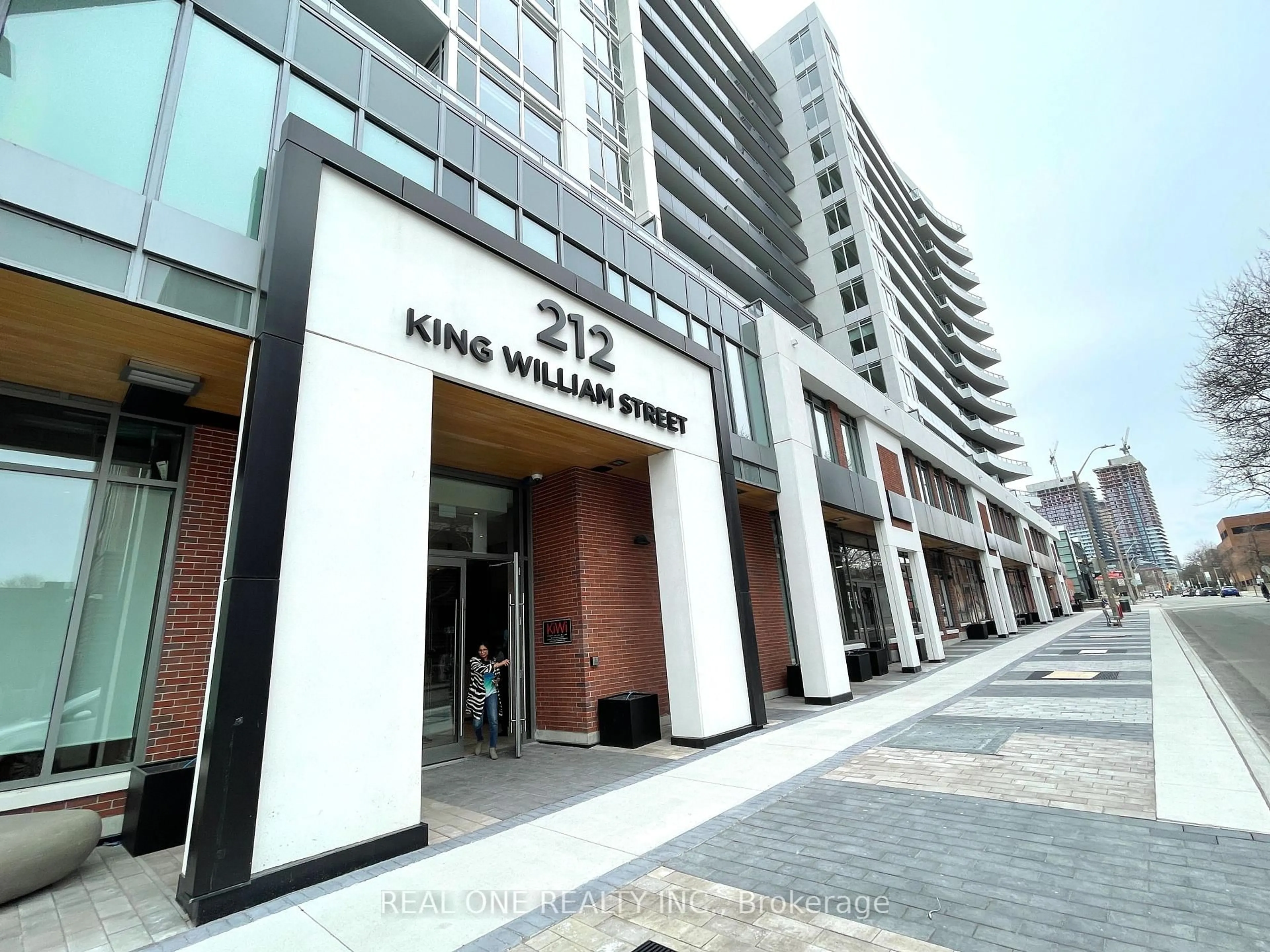 Indoor foyer for 212 KING WILLIAM St #917, Hamilton Ontario L8R 0A7