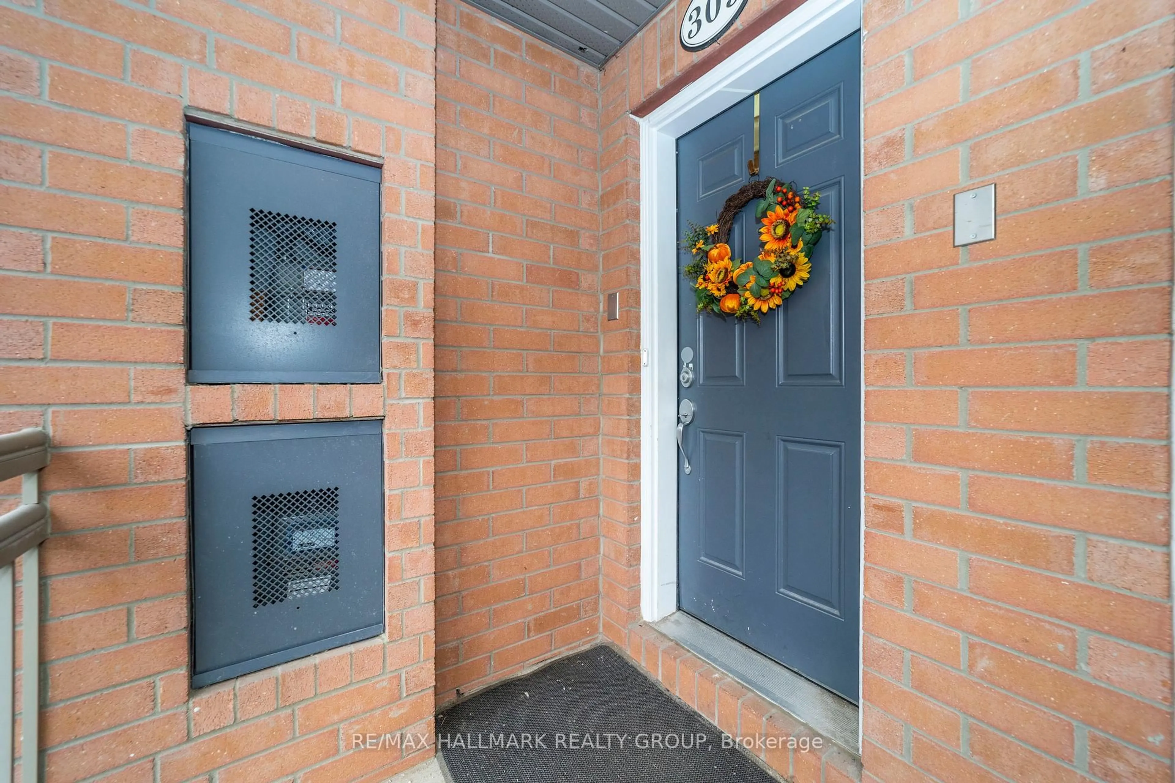 Indoor entryway for 309 Galston N/A, Ottawa Ontario K1W 0G3