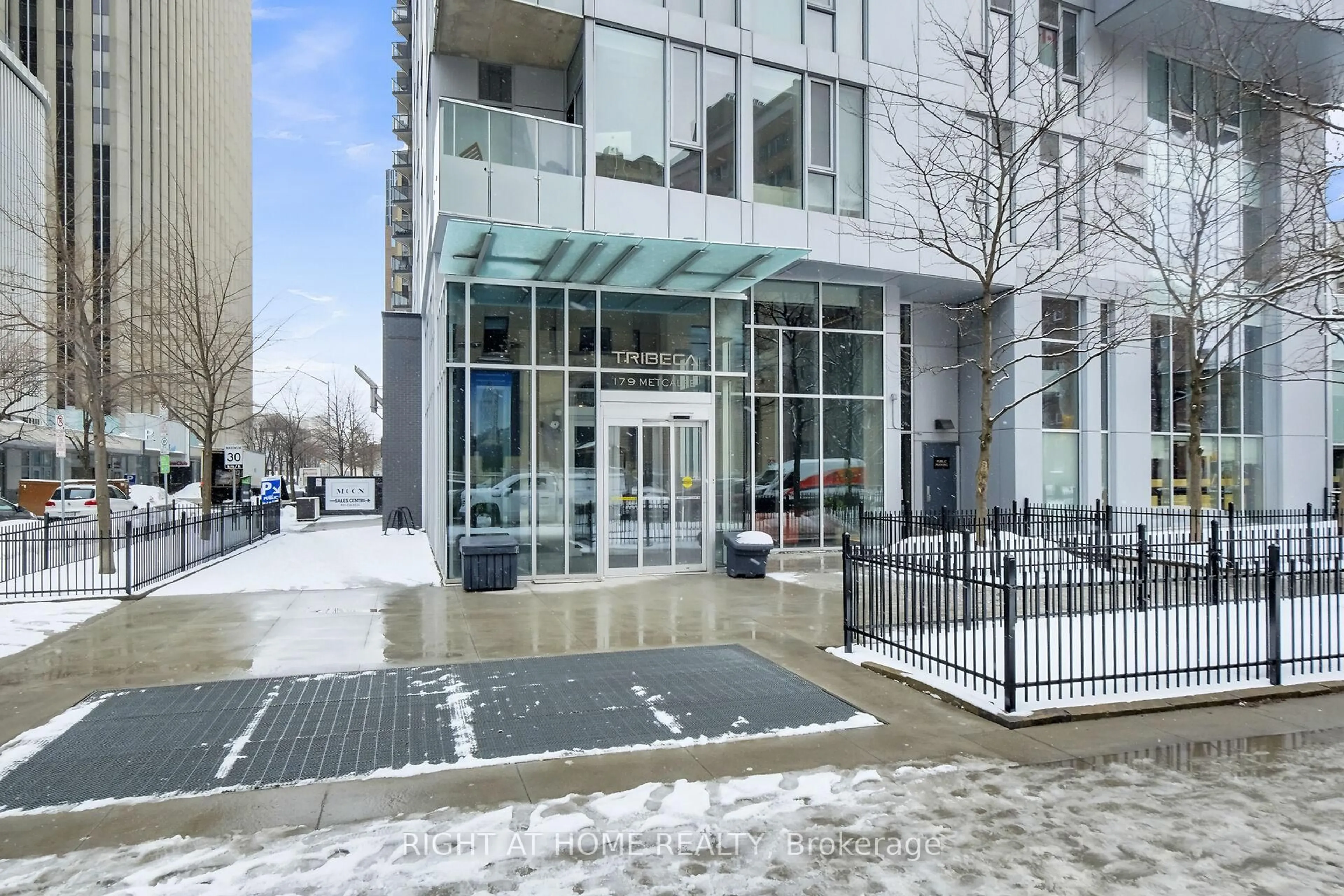 Indoor foyer for 179 Metcalfe St #2407, Ottawa Centre Ontario K2P 1P7