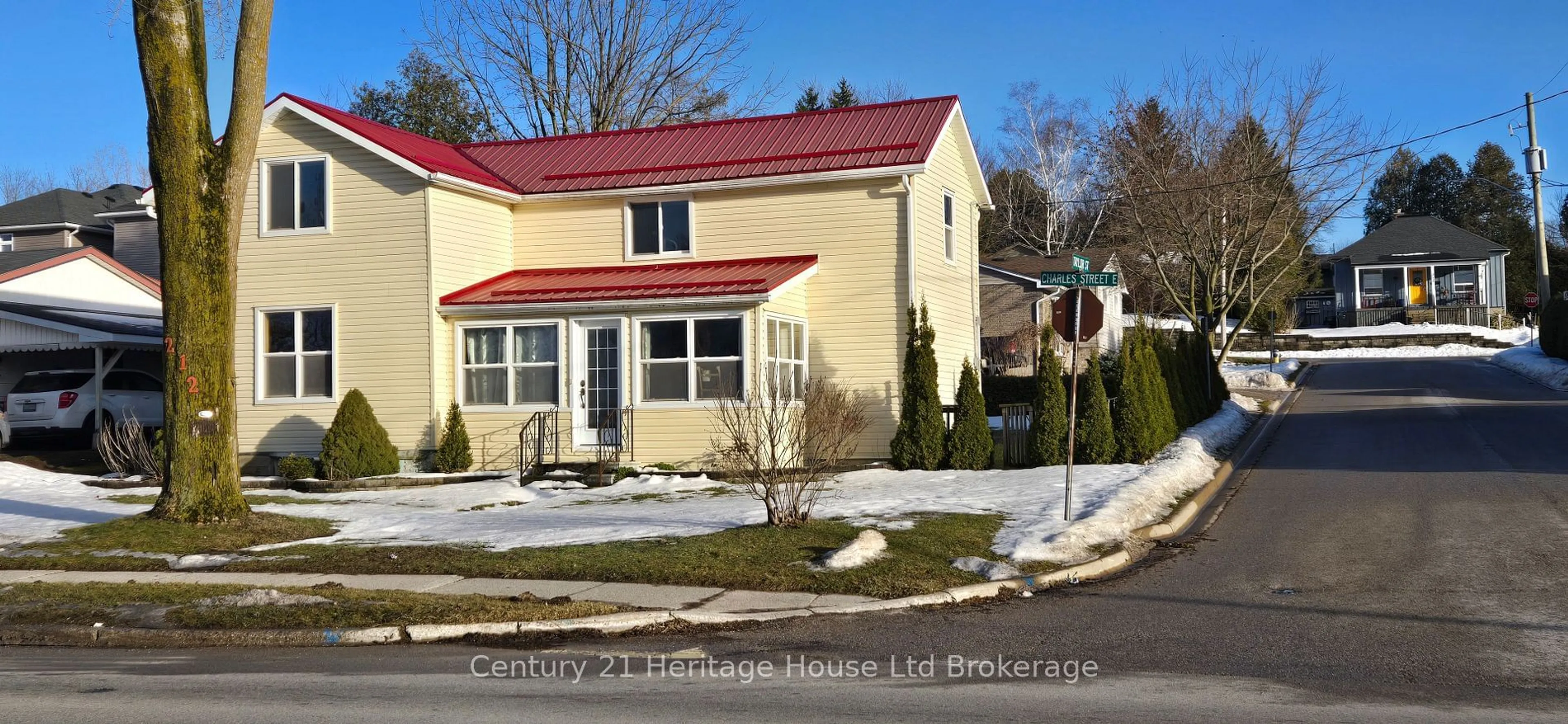 Home with vinyl exterior material, street for 212 Charles St, Ingersoll Ontario N5C 1K5